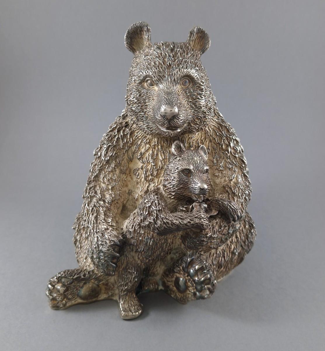 Sculpture représentant un ours et son ourson en argent sterling   
Travaux de la Maison Buccellati vers 1970 
Texture très détaillée de la fourrure, donnant un aspect réaliste  
Hauteur : 18.5 cm 
Poids : 2167 grammes 
Argent 925 signé et poinçonné