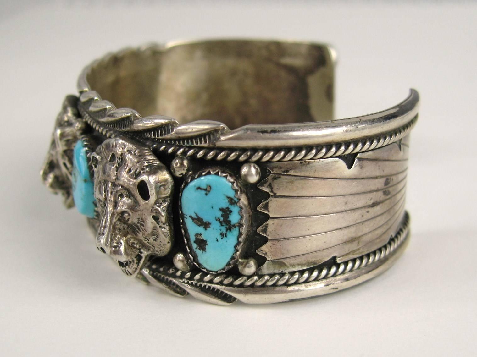 Taille grossière Bracelet manchette en argent sterling avec tête d'ours et turquoise Sleeping Beauty Navajo en vente