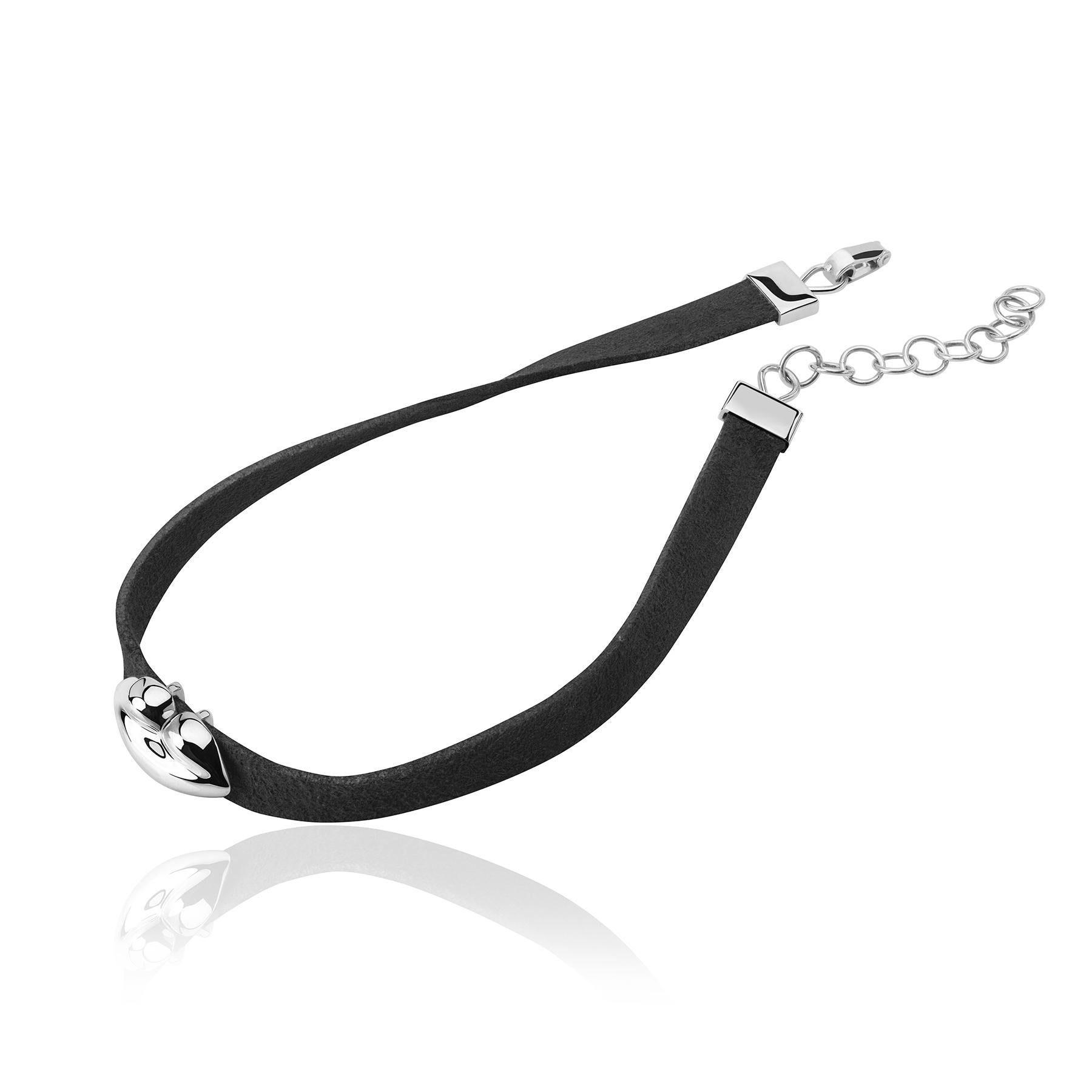 The Bésame Solitaire Choker from the Bésame collection by TANE is made in sterling silver with a black suede ribbon. A close-fitting piece in natural suede with a slip-on kiss motif, gently sculpted in TANE's vision. The kiss can be placed anywhere