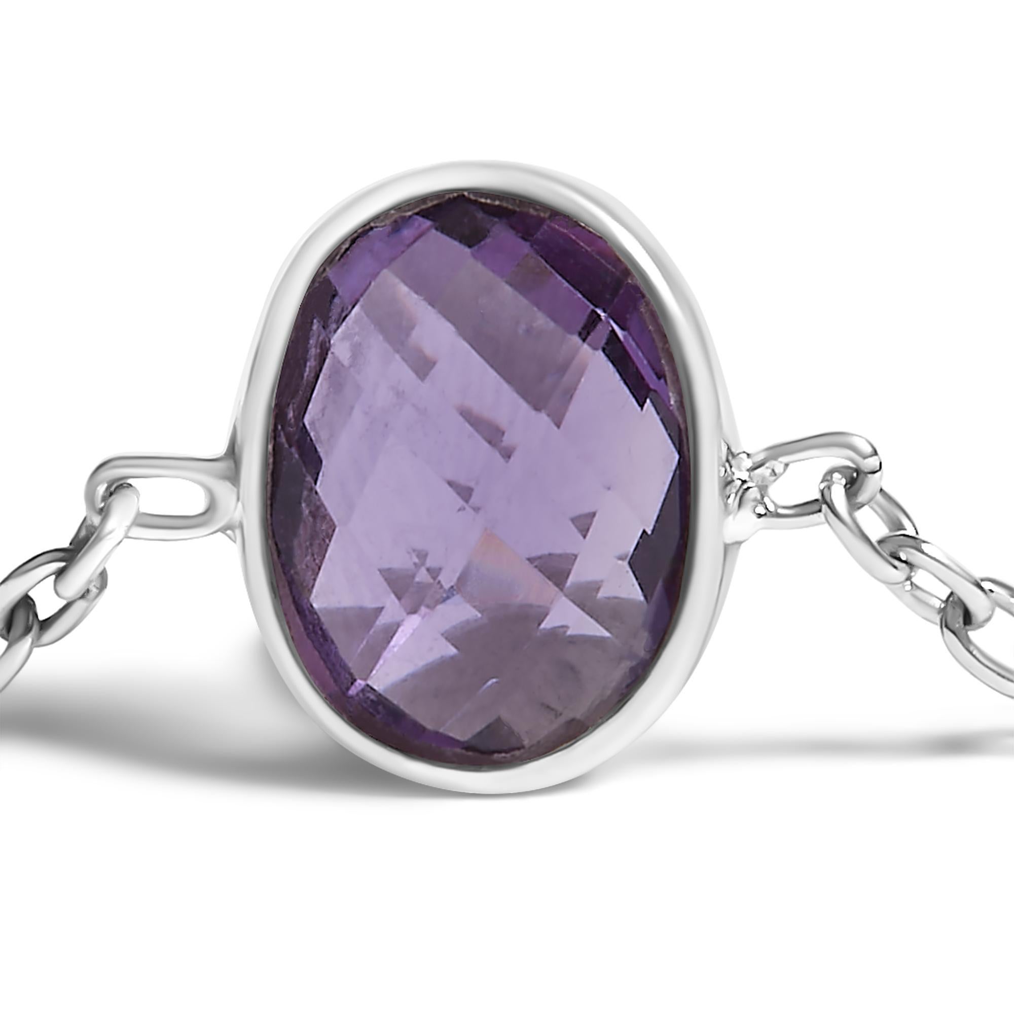 Découvrez l'allure enchanteresse de notre bracelet bolo en argent sterling rhodié .925, conçu pour éblouir avec son quintet d'améthystes violettes serties. Ces majestueuses pierres précieuses naturelles brillent de mille feux grâce à leur taille en