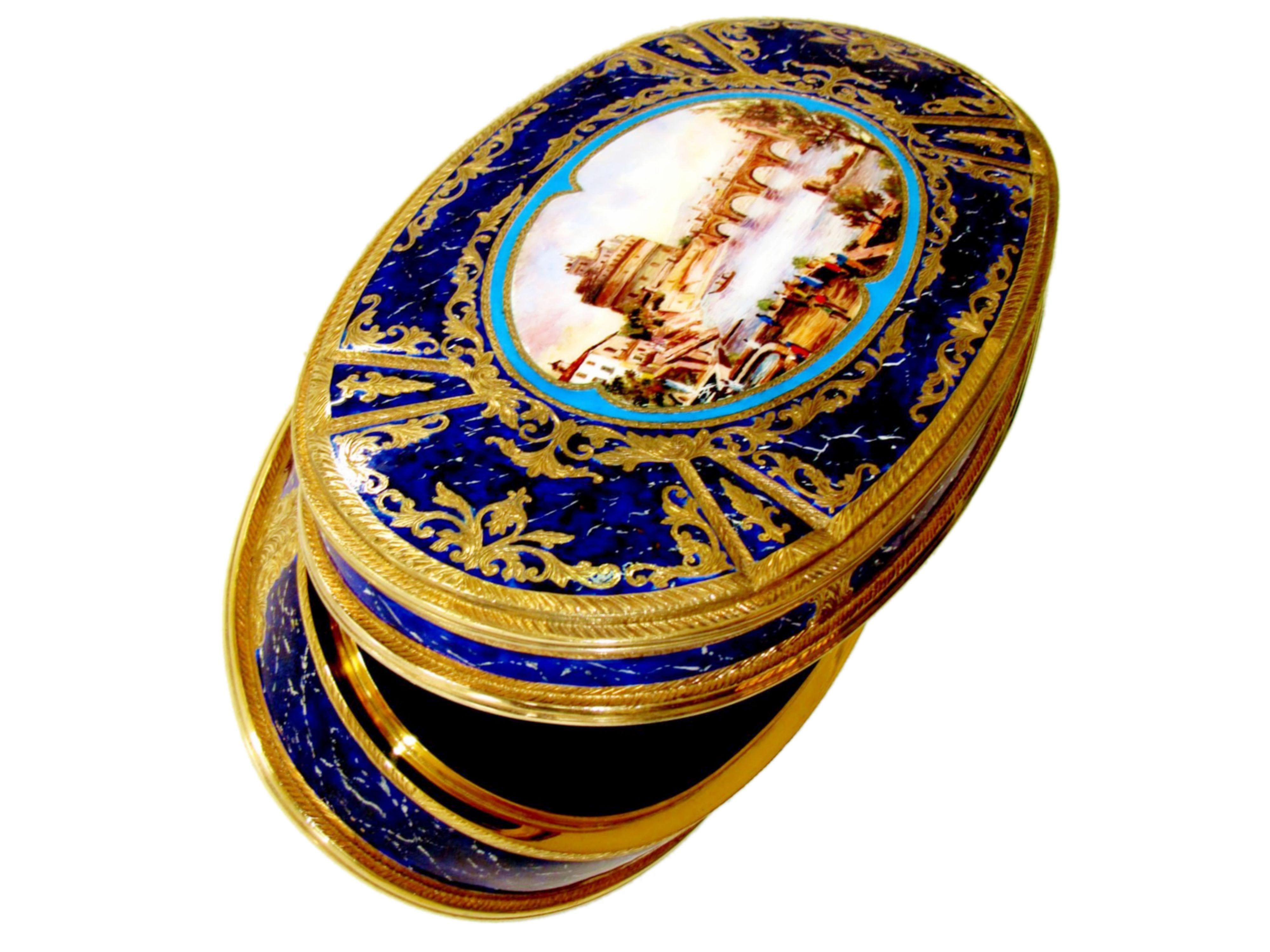 Jewell in stile barocco, in argento 925/1000 placcato oro.

Jewell Box  presenta raffinate incisioni a mano intorno a spazi smaltati a fuoco con pittura tipo lapislazzuli.

Jewell Box Baroque Style ha anche una grande miniatura al centro dipinta a