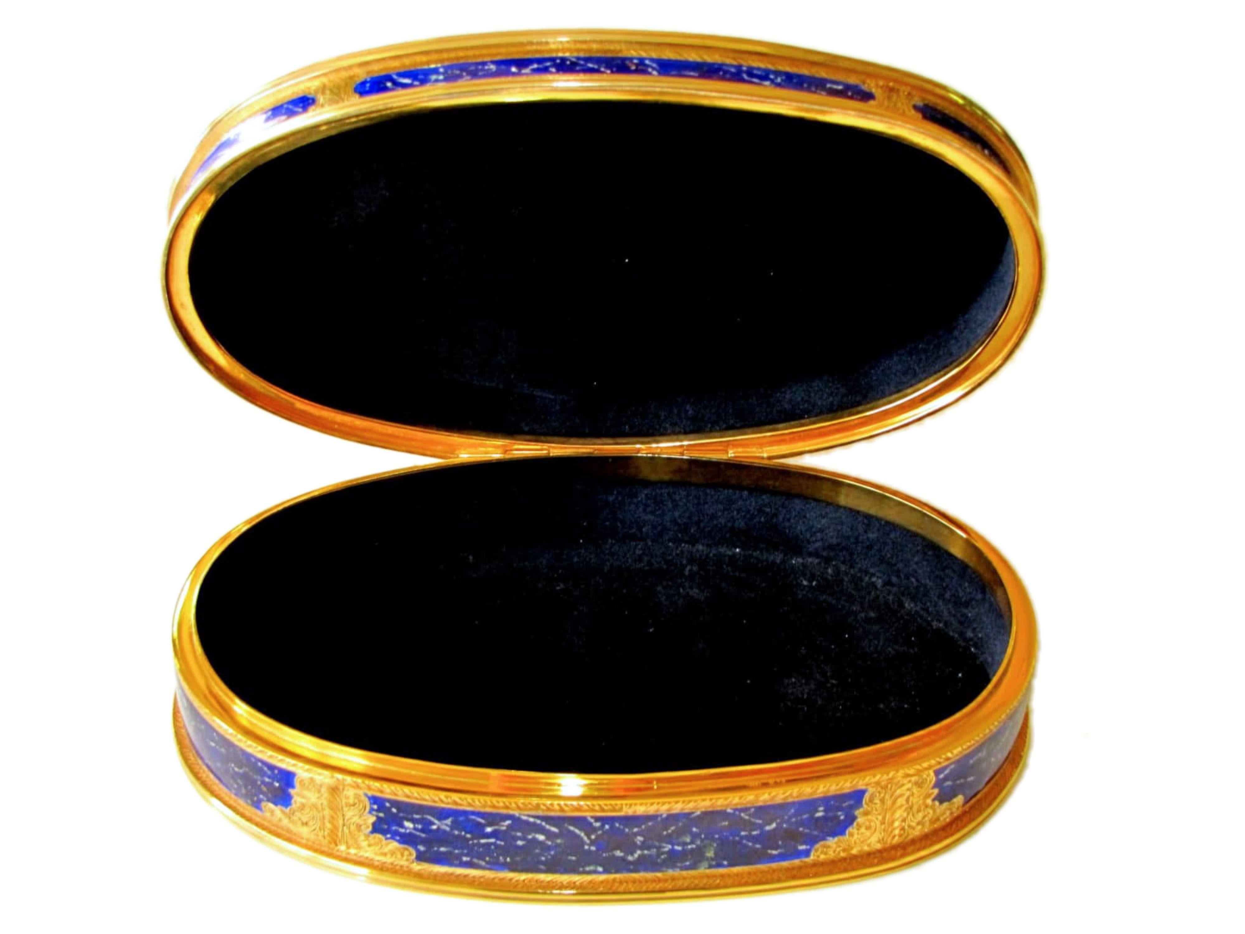 Intagliato a mano Scatola Jewell ovale grande in argento Sterling in stile barocco, con Salimbeni in miniatura in vendita