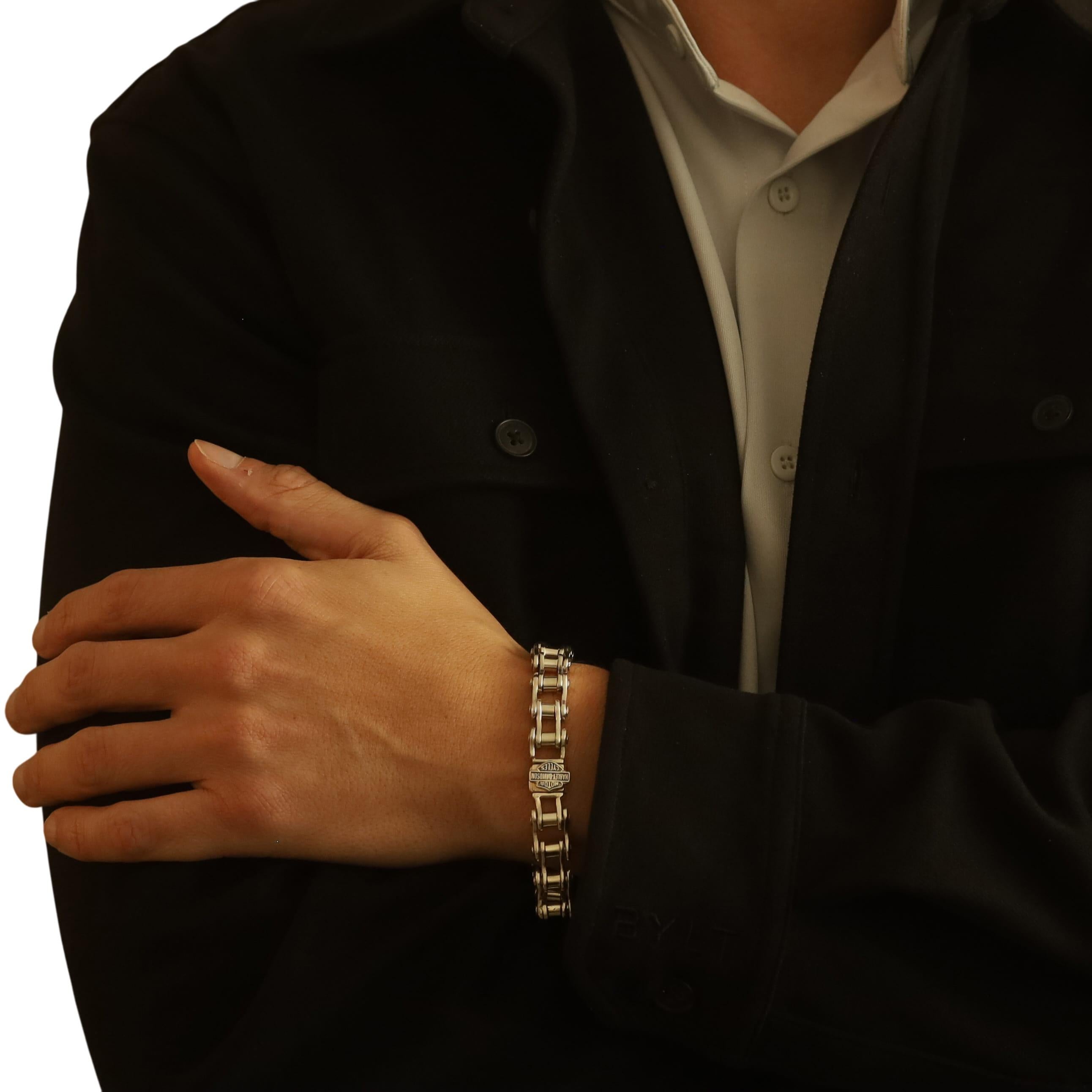 Metal Content: Sterling Silver

Chain Style: Bike
Bracelet Style: Chain
Fastening Type: Hook with Fold-Over Clasp

Measurements

Chain Width: 9/32