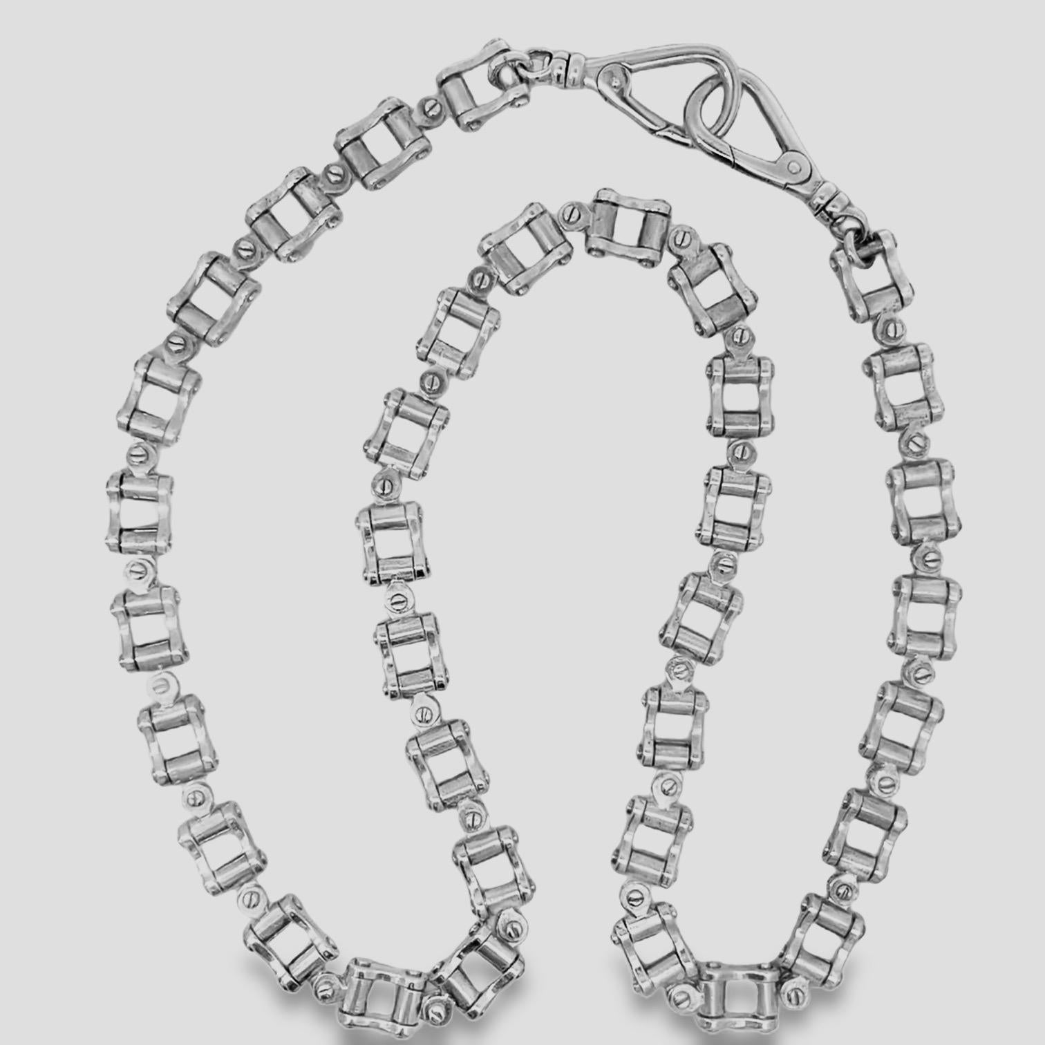Questa pesante catena da bicicletta in argento sterling emana uno stile audace e industriale grazie alle sue maglie spesse e resistenti e al suo peso consistente. Misura 25,5 pollici di lunghezza e presenta due chiusure sicure a moschettone, per