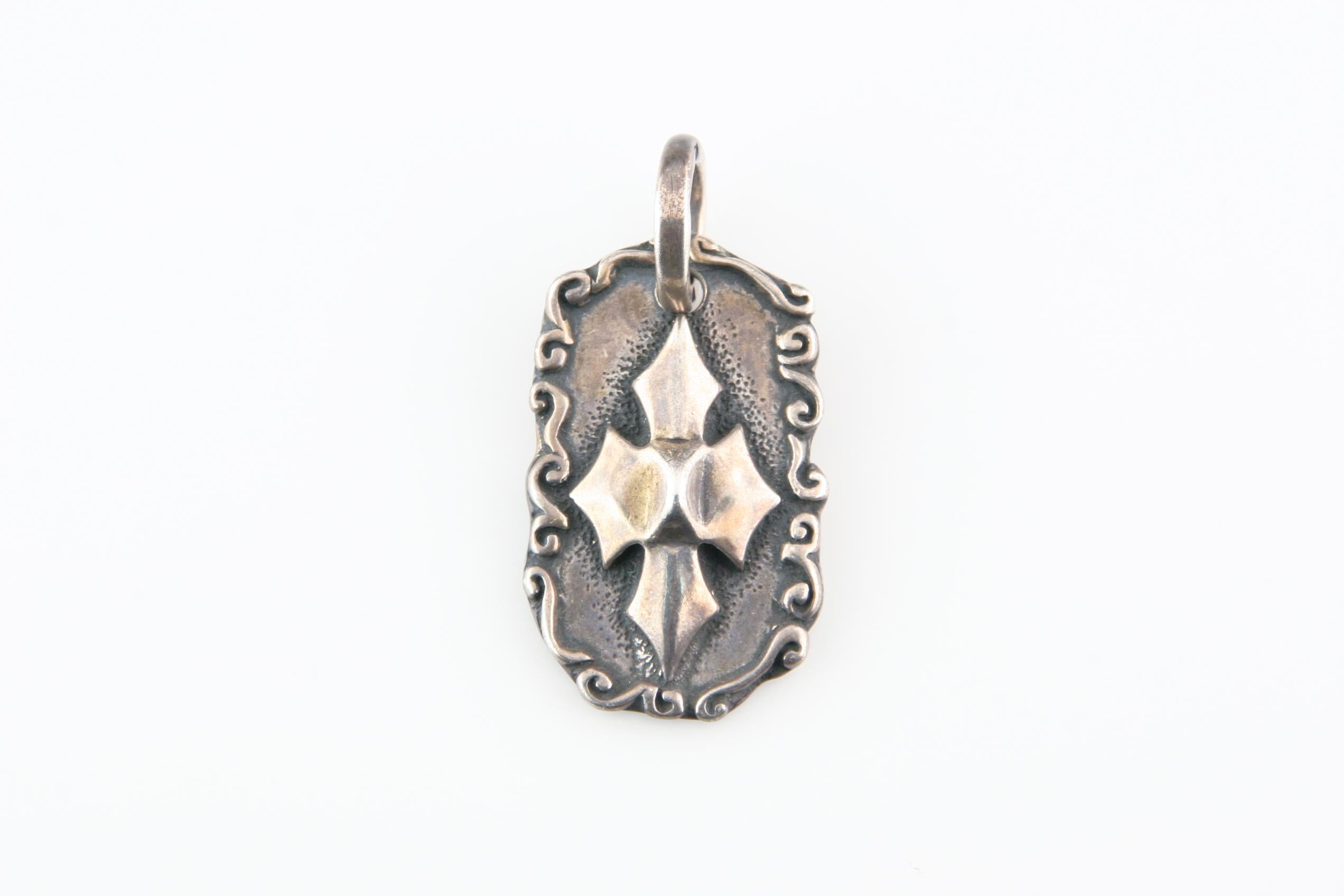 Medaglietta in argento sterling Billing Wall Wave con croce 