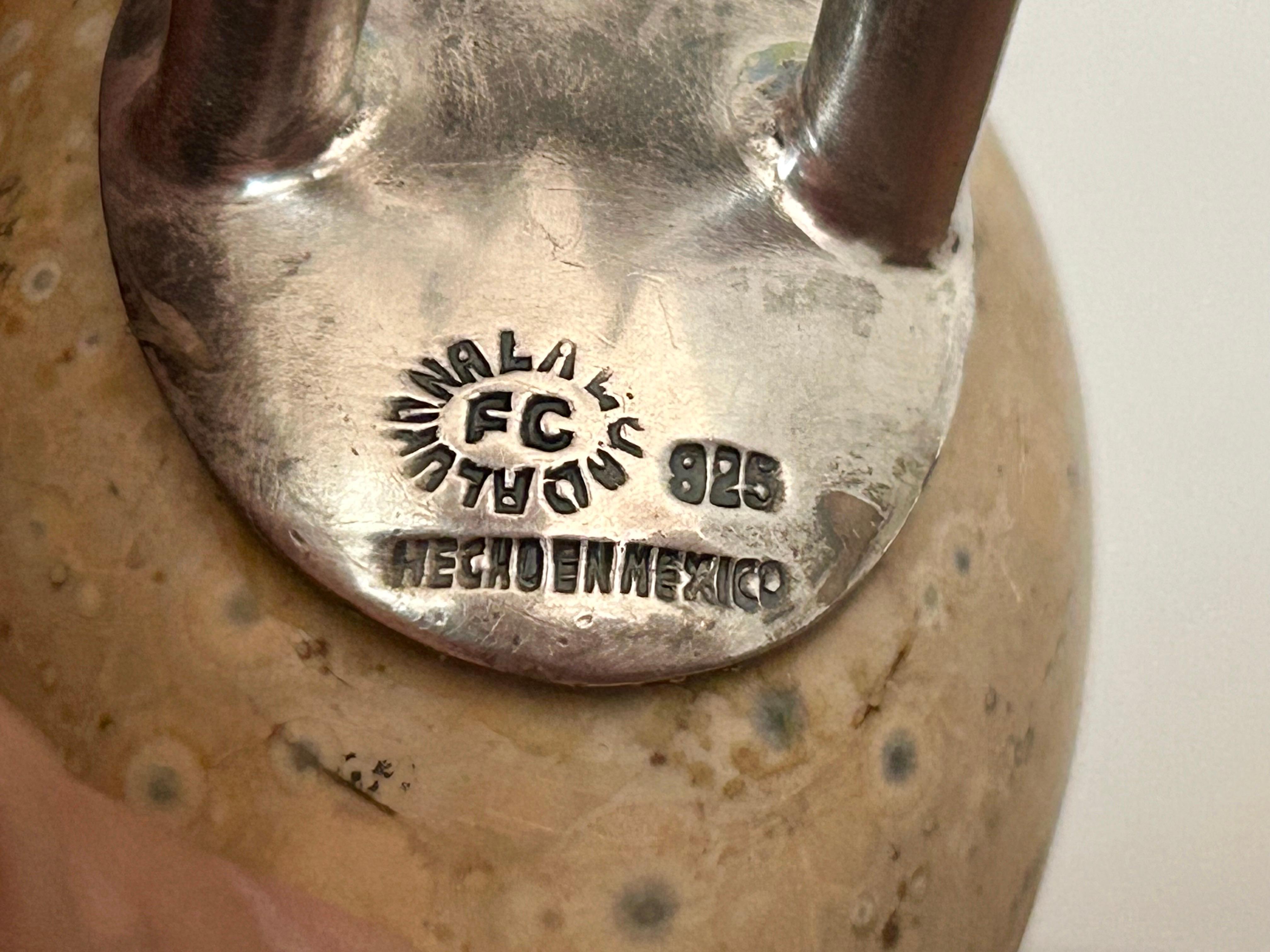 Obra de arte original.
Limitada.
Parte superior y patas de plata de ley con centro de mármol en forma de huevo.
Preciosos detalles artesanales.
Sellado bajo.
Buen estado original de época con una bonita pátina.
Se presenta bien para colecciones y