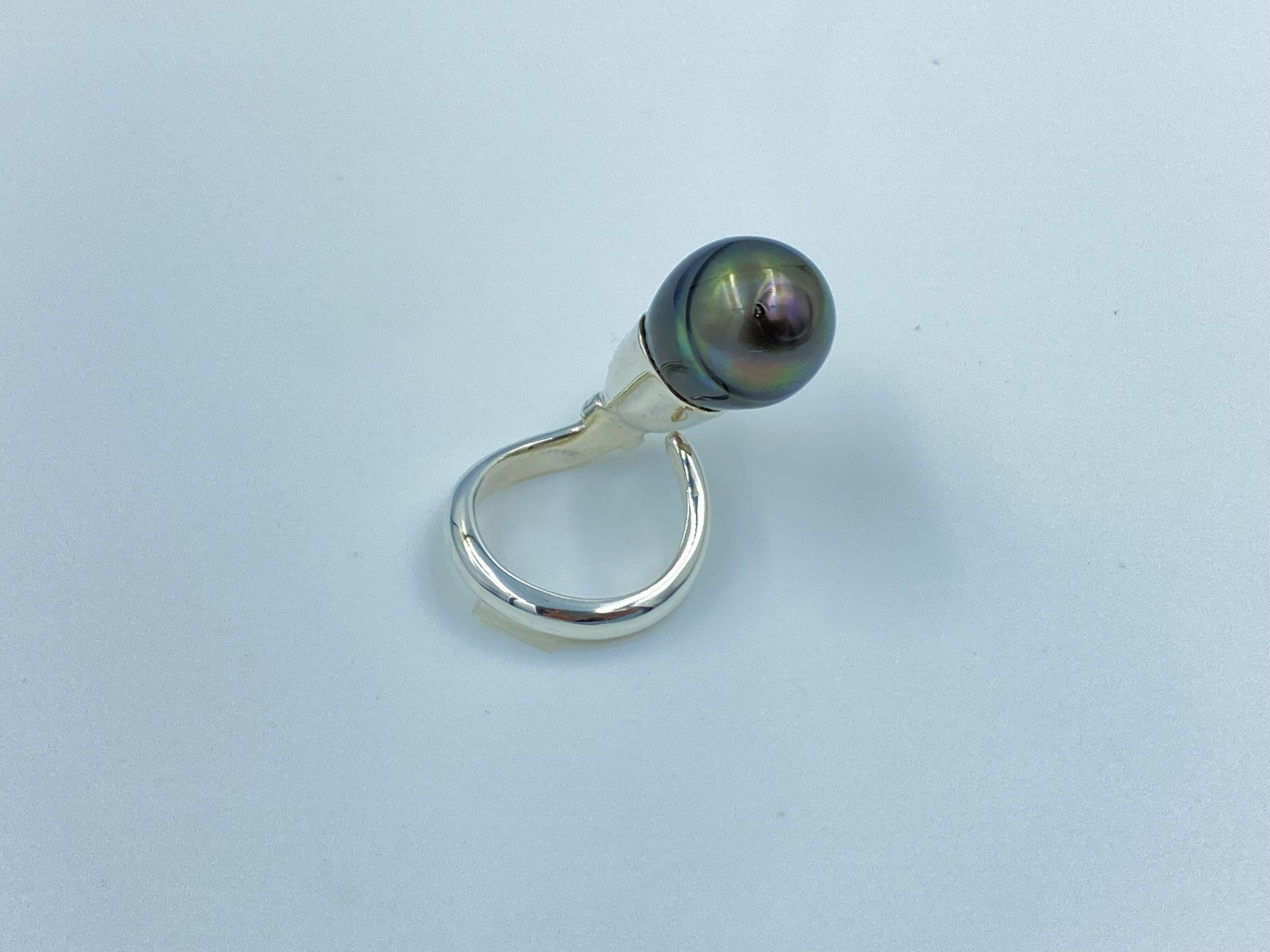 With an alluring baroque Tahitian pearl in a stunning shade of peacock black, this solitaire ring delivers luxury from every angle. Set on a sterling silver band that can be adjusted to suit any finger, embrace a unique take on the classic pearl