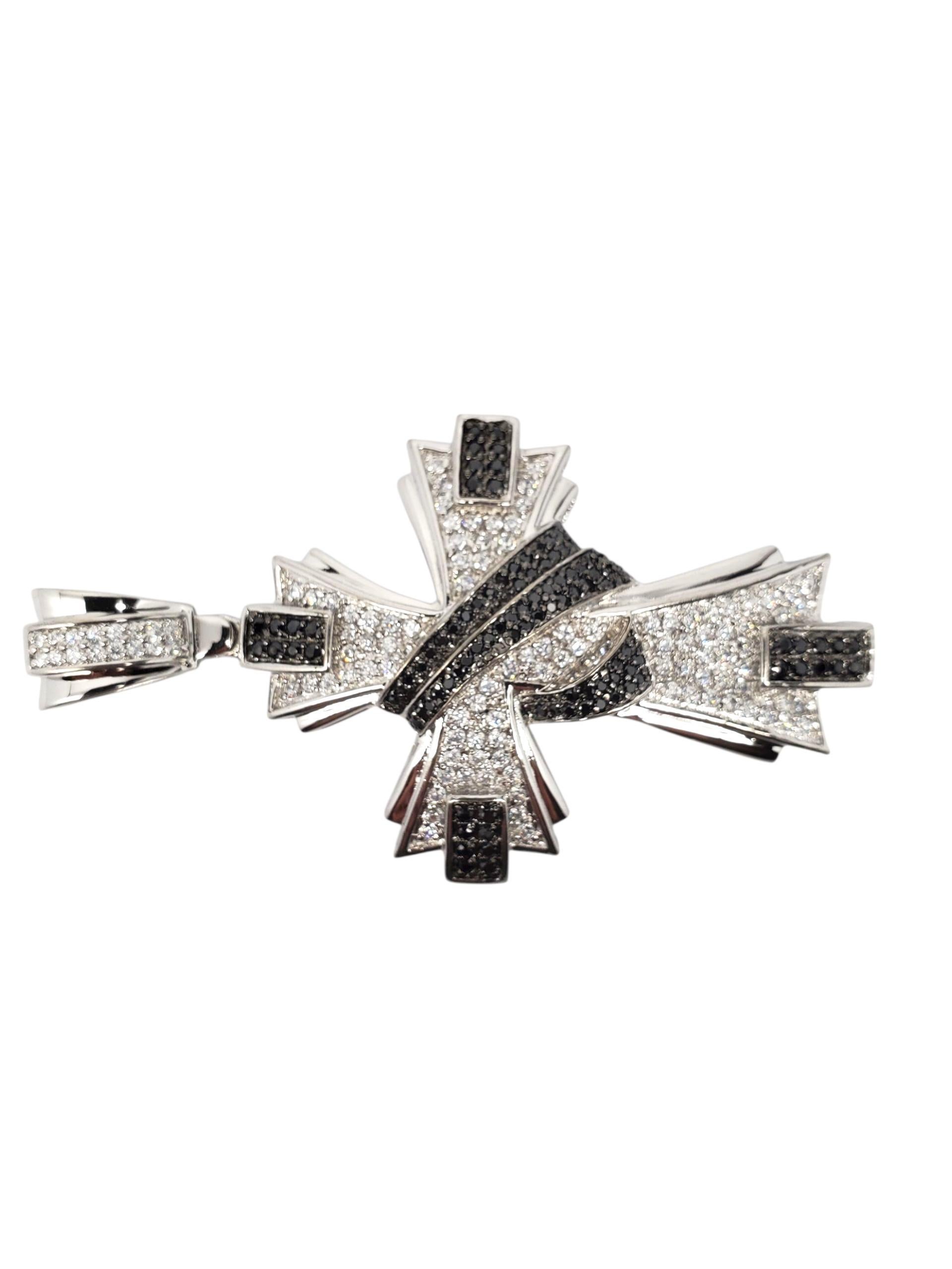 Ciondolo a forma di croce con zirconi bianchi e neri in argento 925 - A. Silver

Questo sorprendente ciondolo a forma di croce in argento sterling con cauzione presenta un audace design a nastro impreziosito da zirconi bianchi e neri.

Dimensioni: