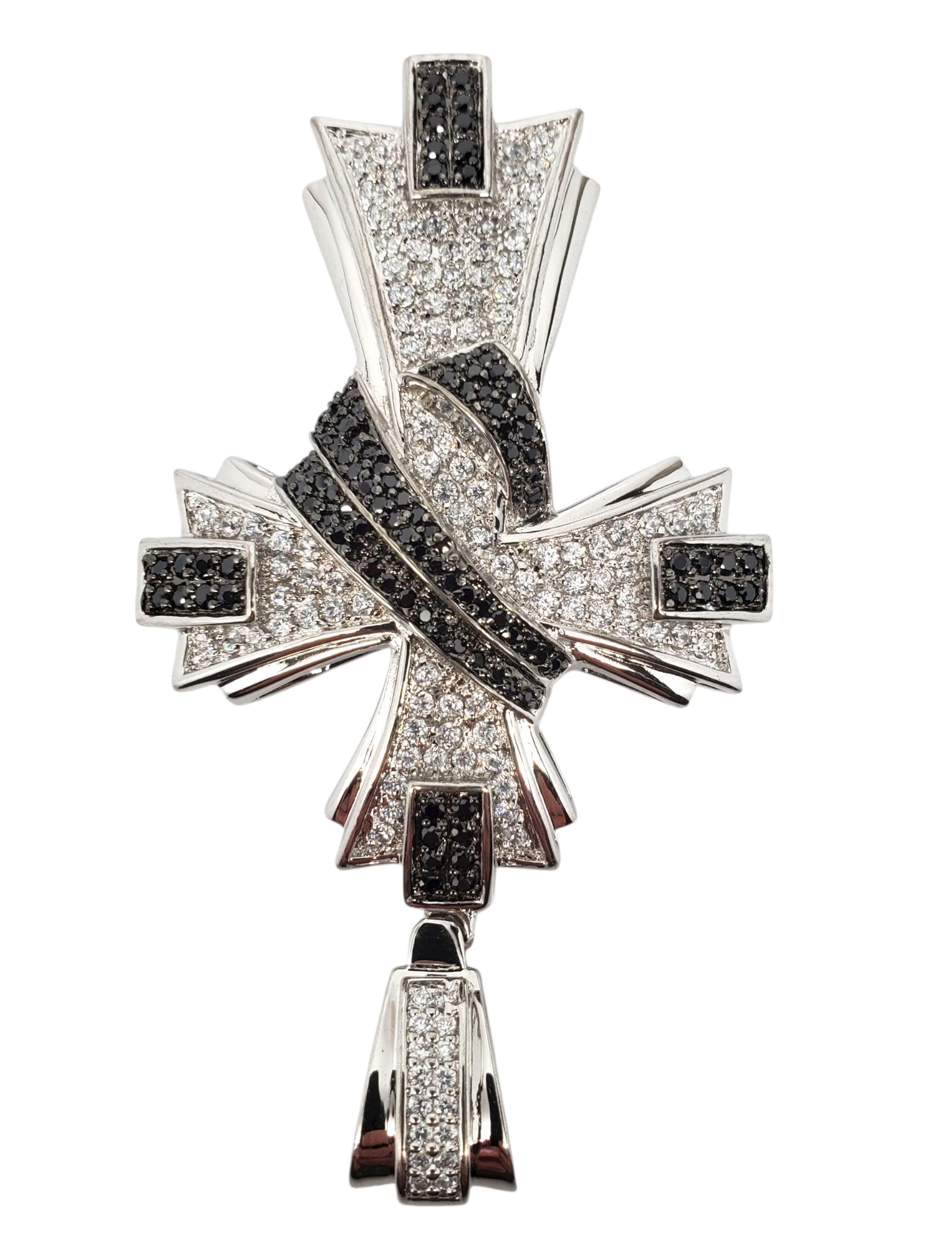 Ciondolo a croce grande in argento sterling con zirconi bianchi e neri #22583 In condizioni buone in vendita a Washington Depot, CT