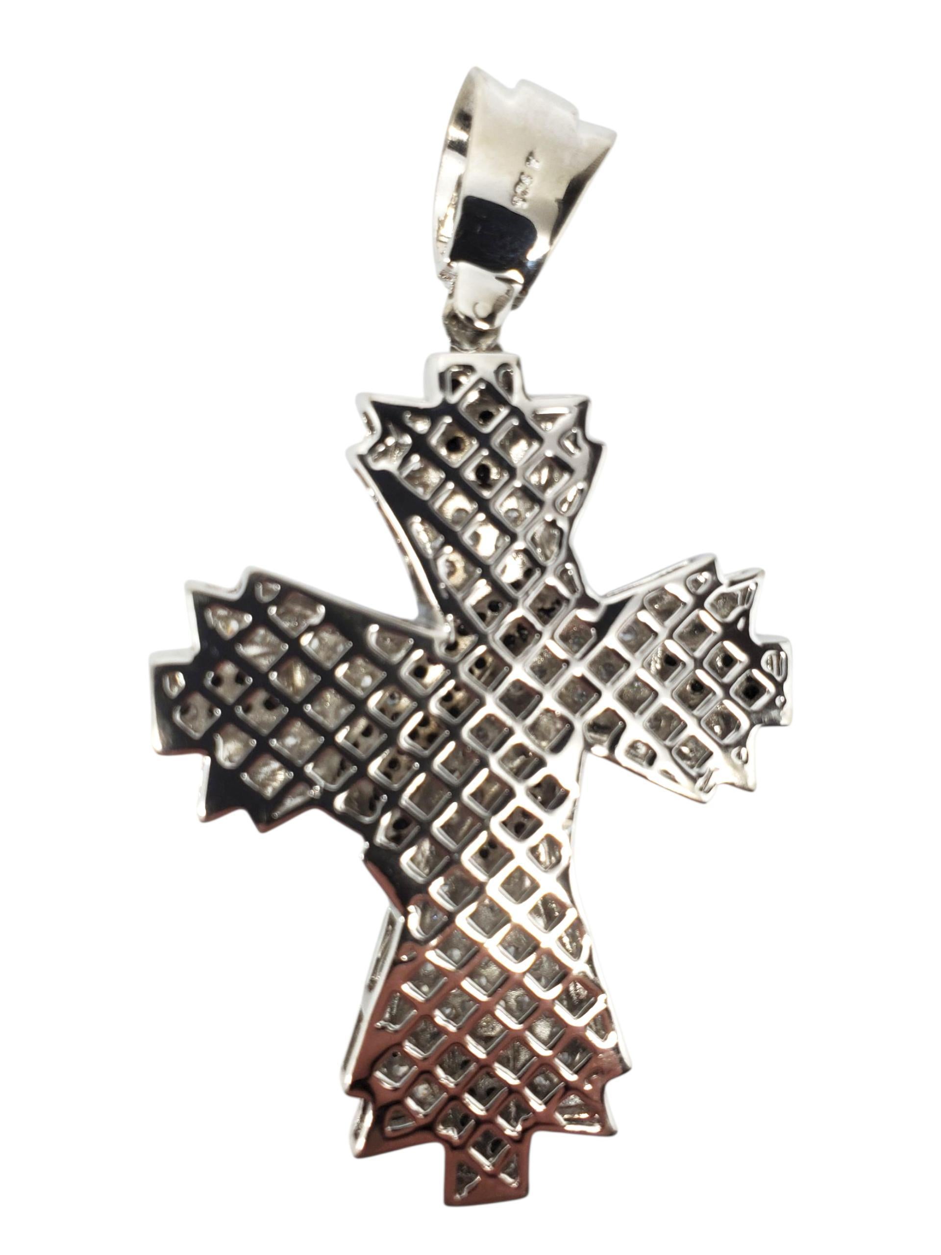 Ciondolo a croce grande in argento sterling con zirconi bianchi e neri #22583 in vendita 1