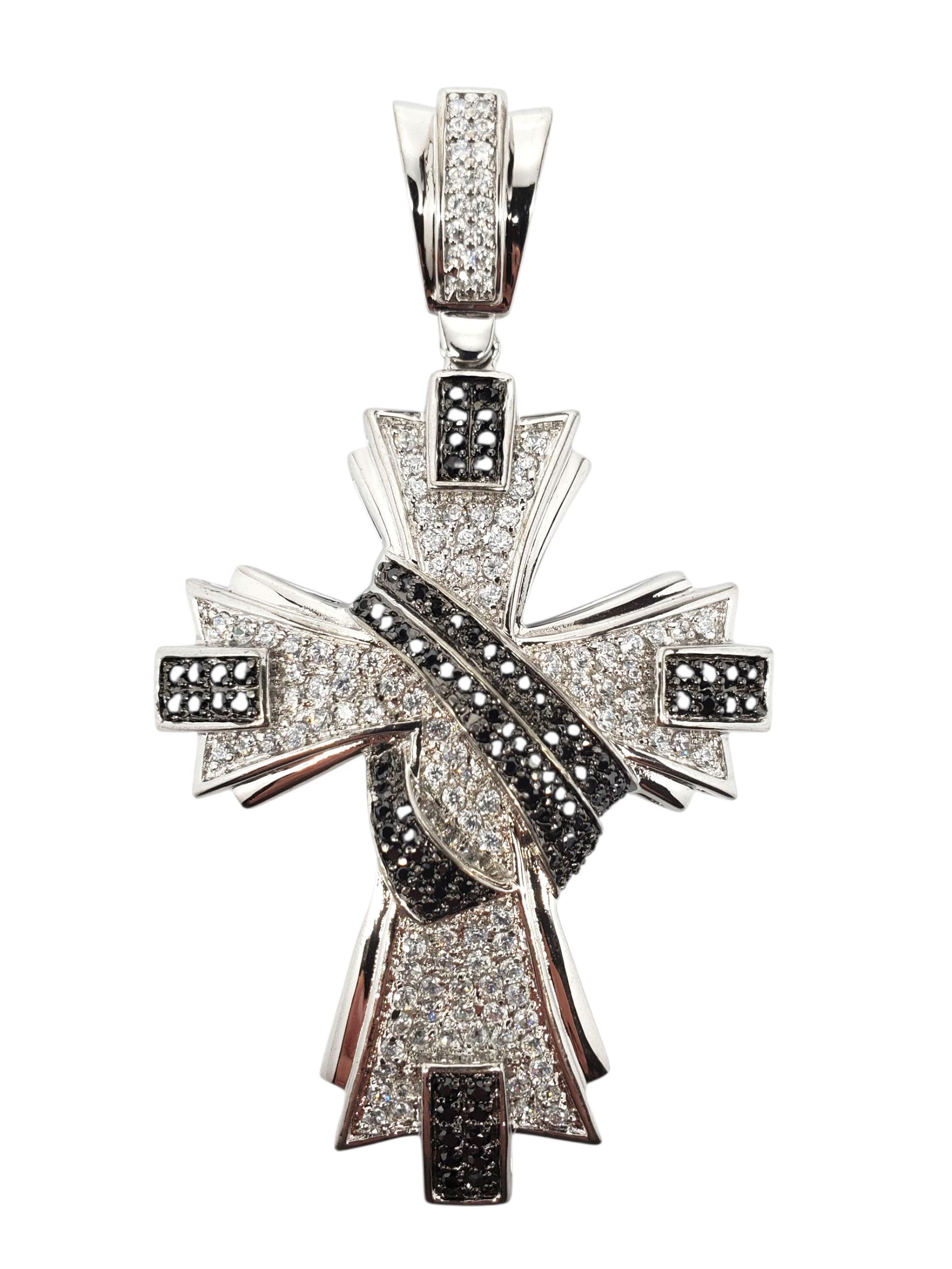 Ciondolo a croce grande in argento sterling con zirconi bianchi e neri #22583 in vendita