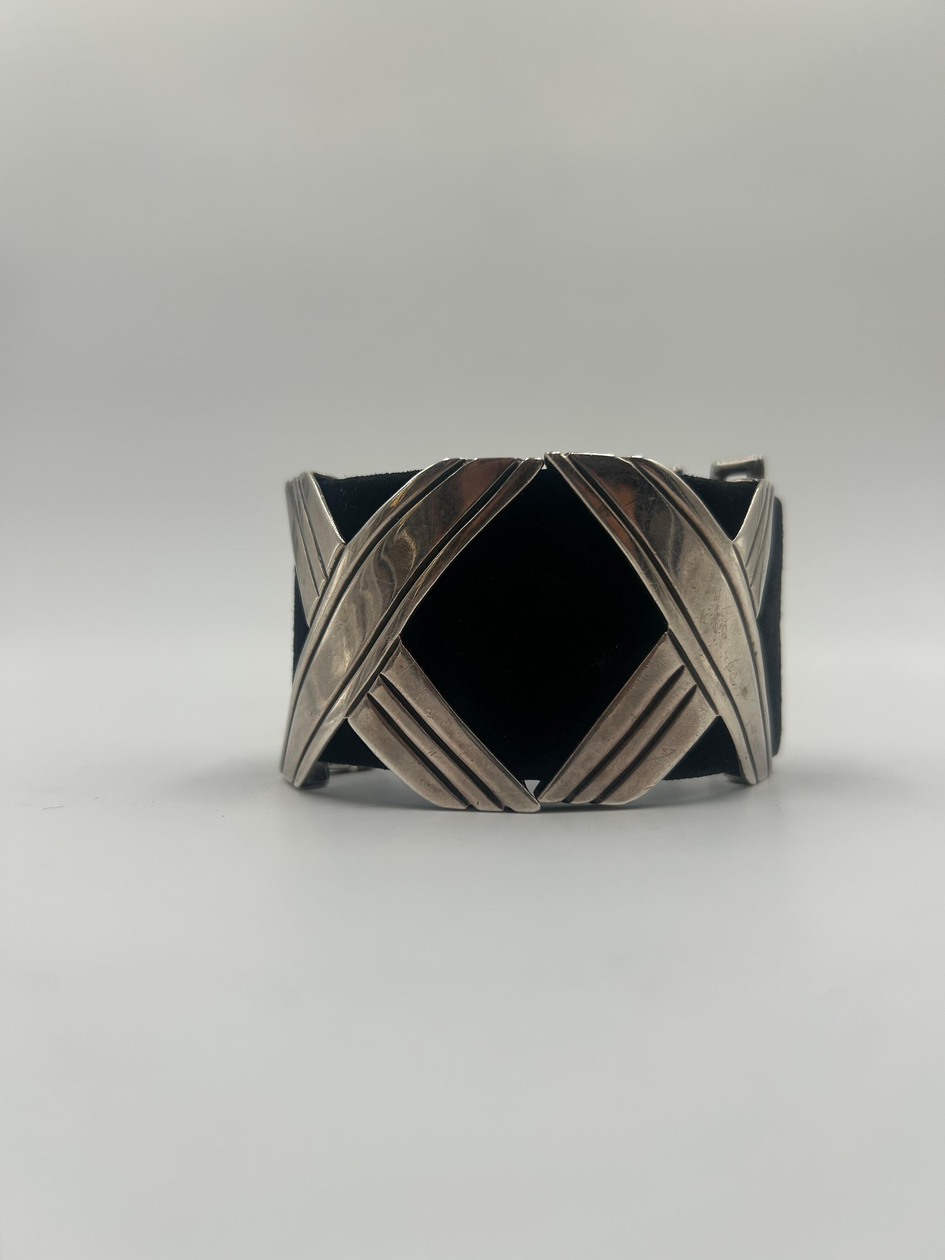 Bold and refined, this piece—attributed to renowned Mexican silversmith Hector Aguilar—features a striking combination of sterling silver and black leather. Showcasing clean, sculptural lines and exceptional craftsmanship, it reflects Aguilar’s