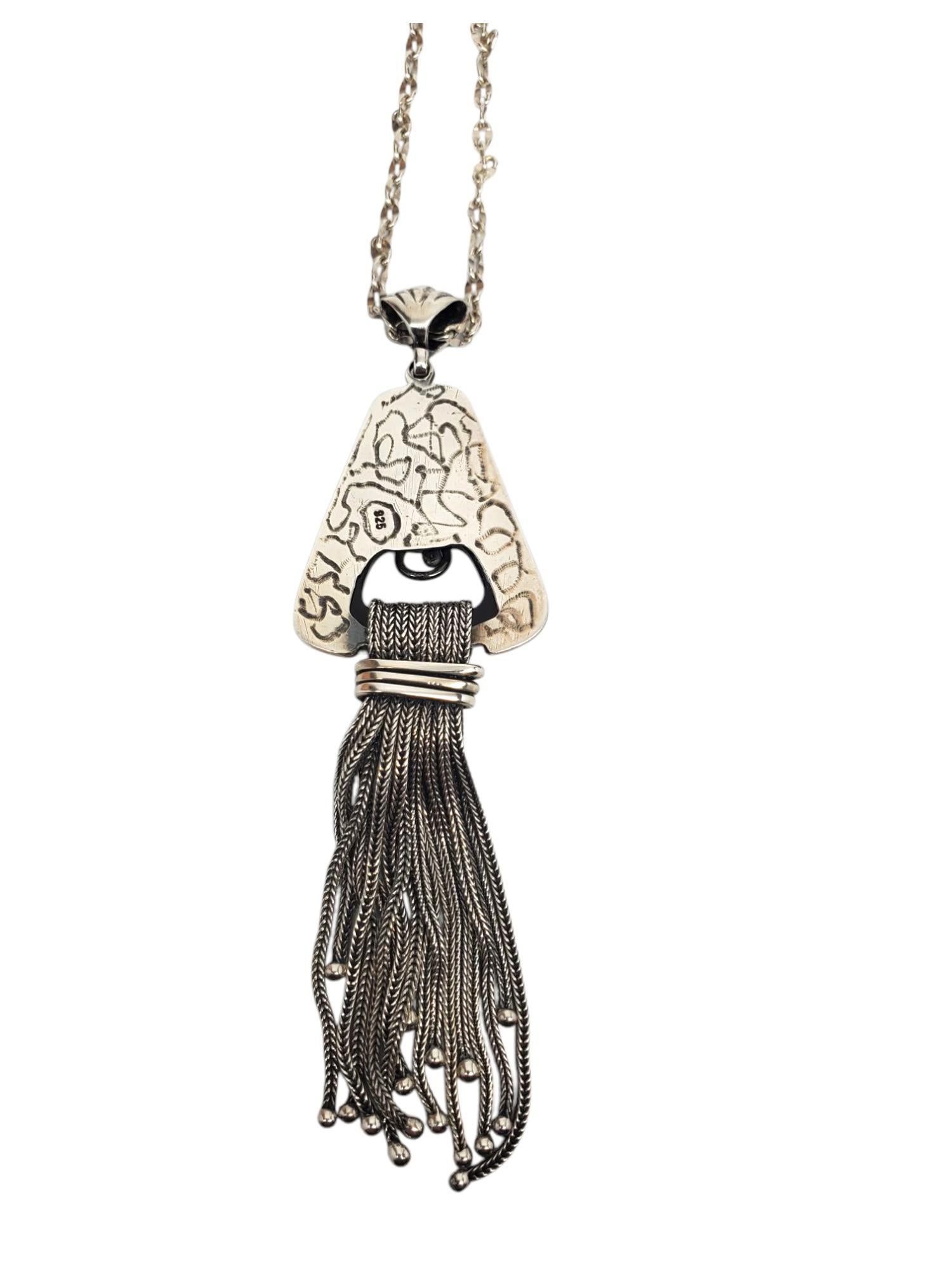 Collana con ciondolo a forma di trapezio in argento nero - A. Silver

Questa collana unica presenta un ciondolo trapezoidale in onice nero avvolto da volute in argento sterling con nappe scenografiche su una catena di 21 cm.

Dimensioni: La catena è