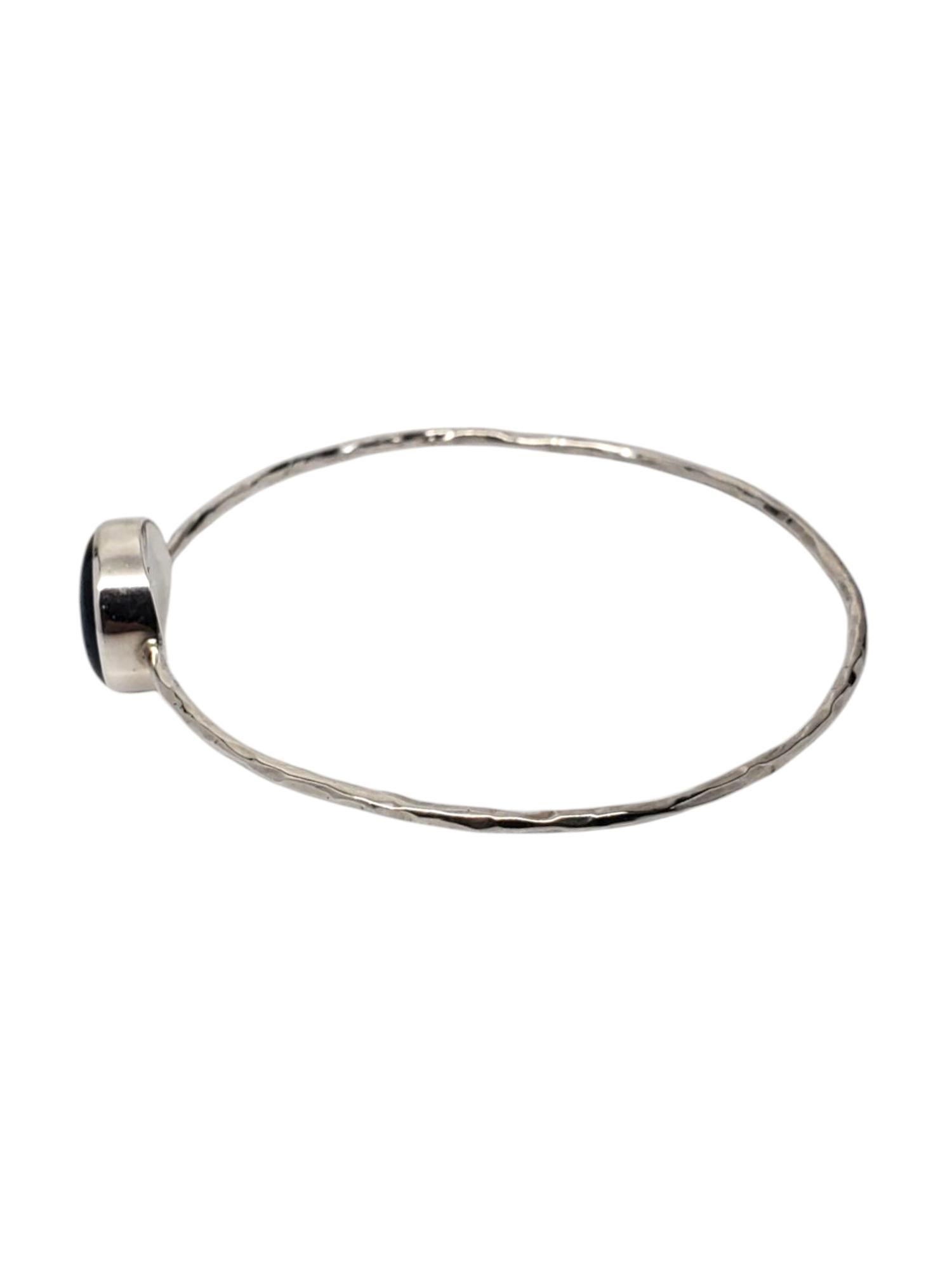 Pulsera brazalete con bisel azul de plata de ley

Esta delicada pulsera brazalete presenta una piedra redonda de cianita azul engastada en bisel (15 mm) en una plata de ley texturizada.

Tamaño: 8