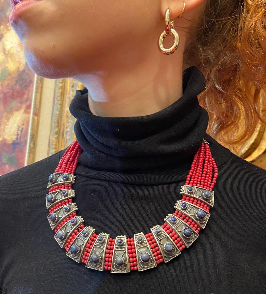 Amazing necklace composed of Italian coral beads, joined by trapezoidal sterling silver pieces, with two lapis lazuli cabochons in each of them. The closure is made on the back with a hook also made of silver.

The name of the coral comes from the