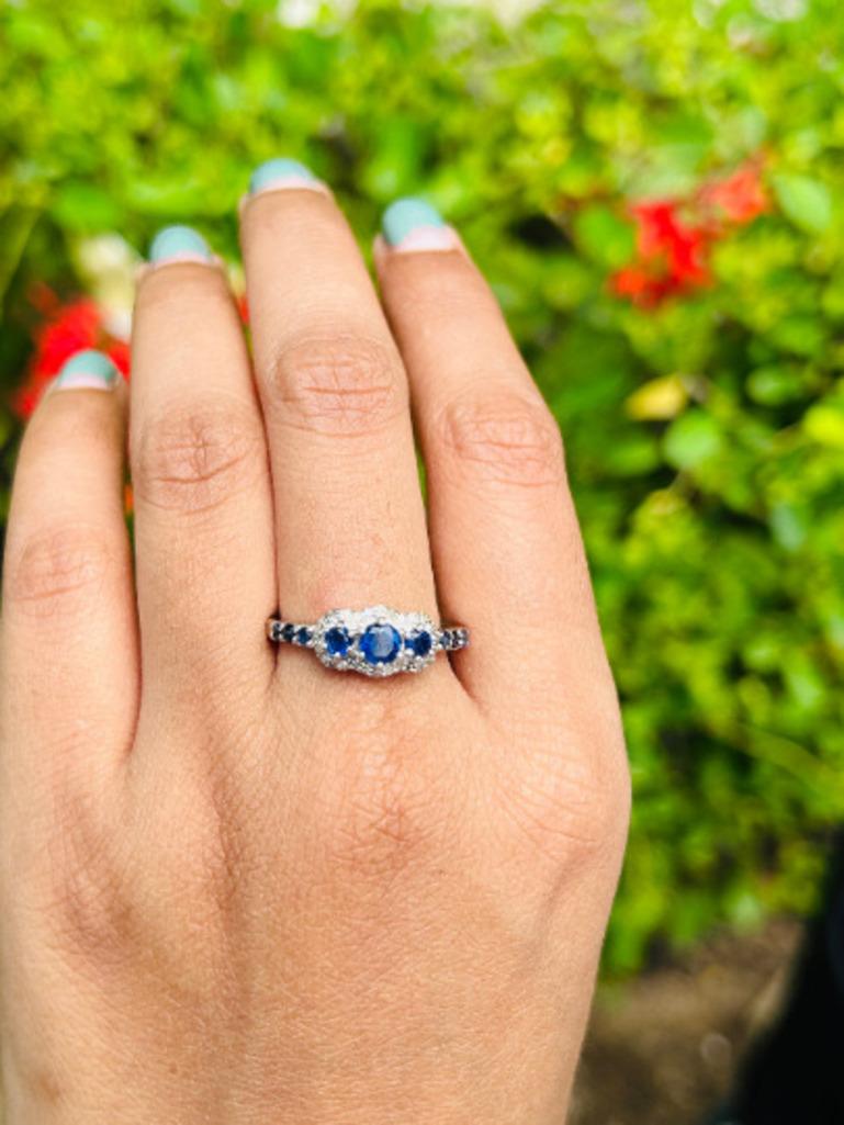 En vente :  Bague de fiançailles en argent sterling avec saphir bleu à trois pierres et halo de diamants 2
