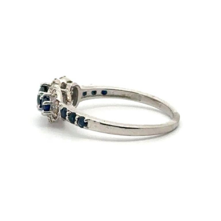 En vente :  Bague de fiançailles en argent sterling avec saphir bleu à trois pierres et halo de diamants 3