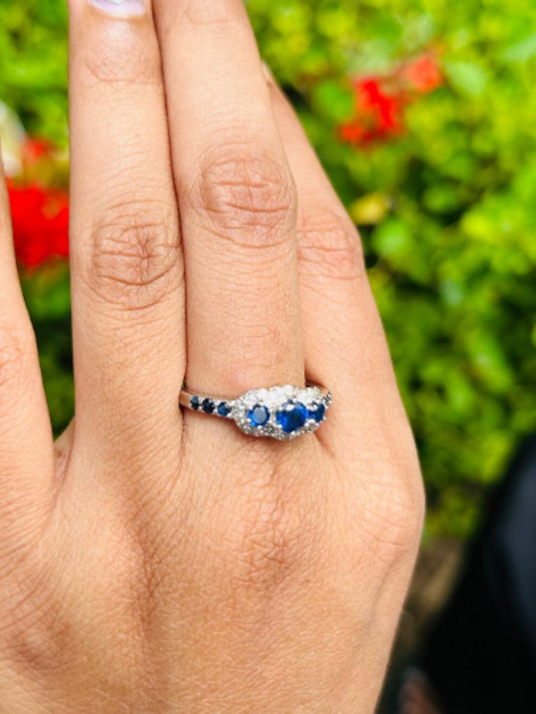 En vente :  Bague de fiançailles en argent sterling avec saphir bleu à trois pierres et halo de diamants 4