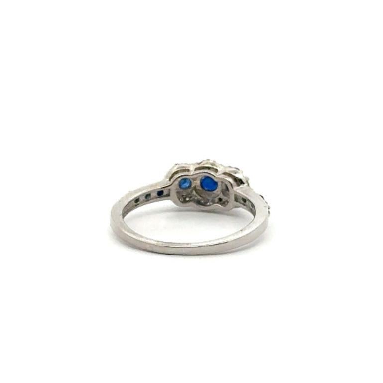 En vente :  Bague de fiançailles en argent sterling avec saphir bleu à trois pierres et halo de diamants 5