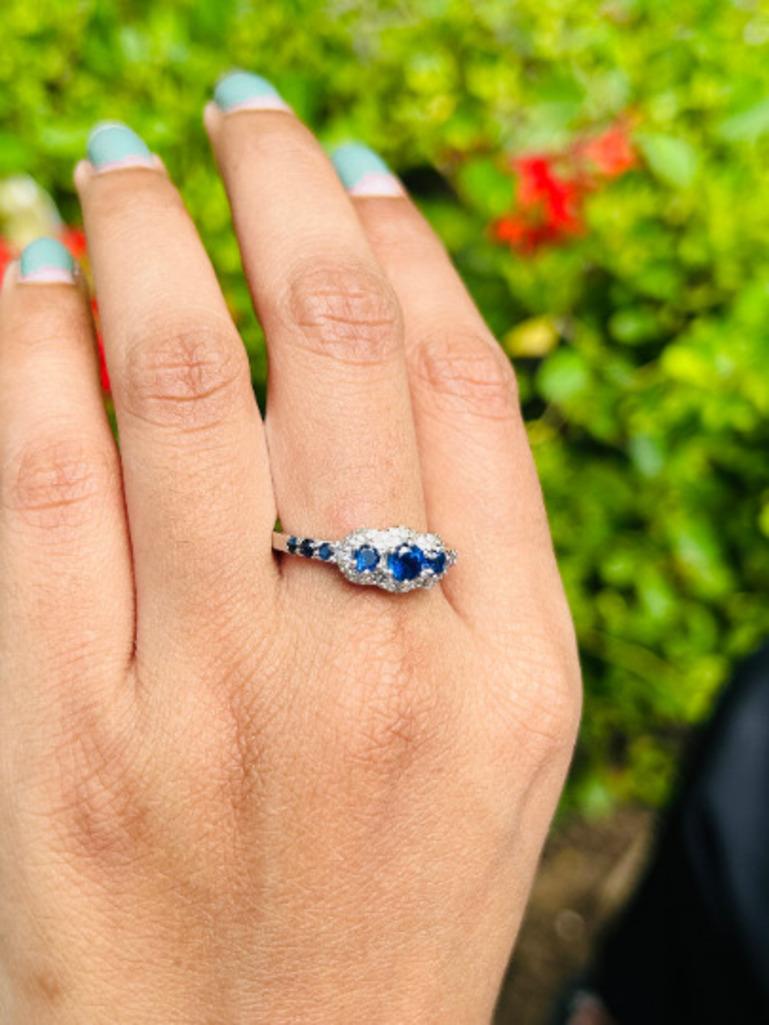 En vente :  Bague de fiançailles en argent sterling avec saphir bleu à trois pierres et halo de diamants 6