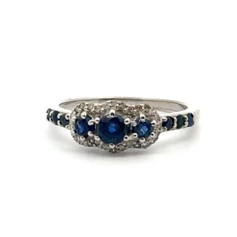 En vente :  Bague de fiançailles en argent sterling avec saphir bleu à trois pierres et halo de diamants 8