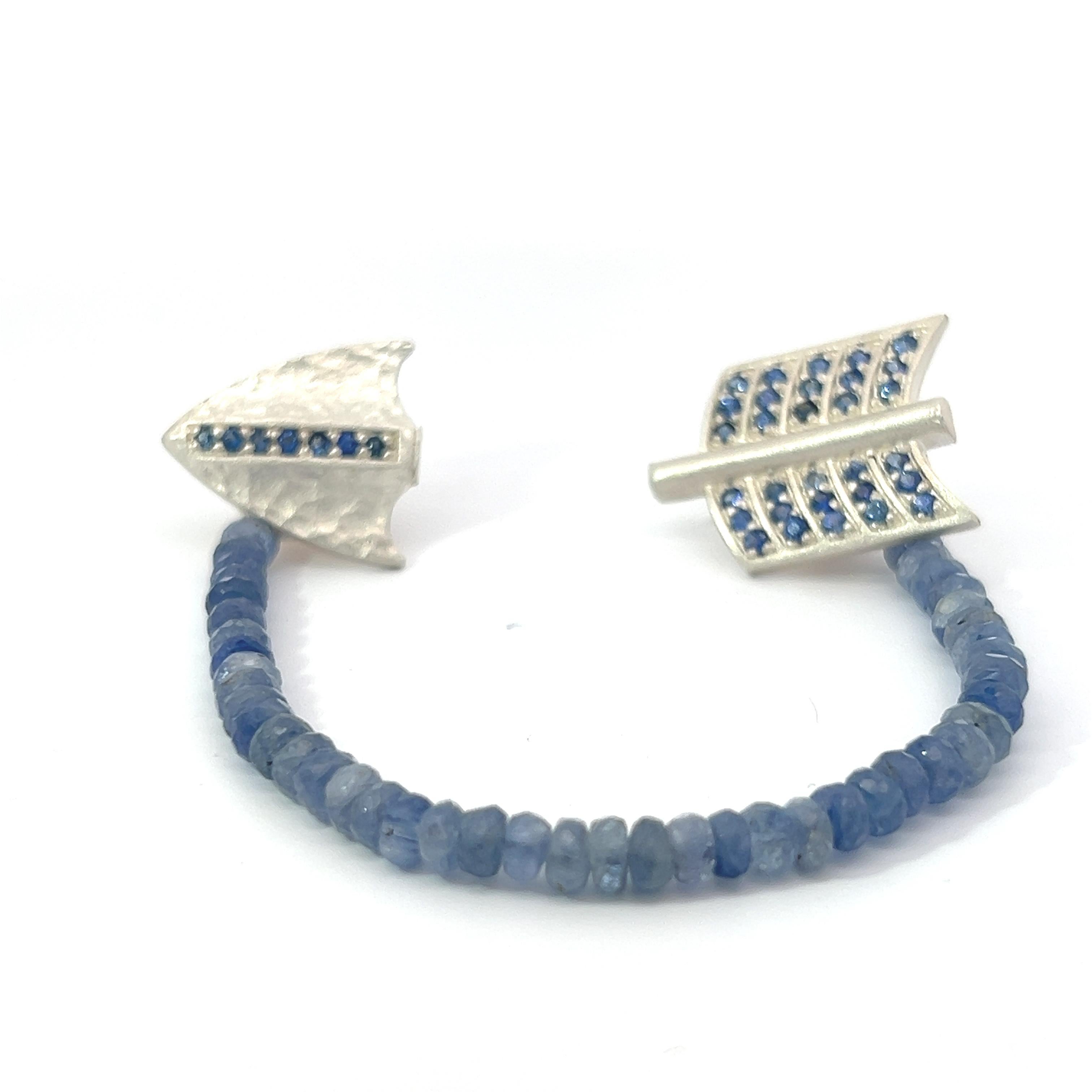 Taille ronde Perles de saphirs bleus en argent Sterling Arrow Pin Sapphire Beads en vente
