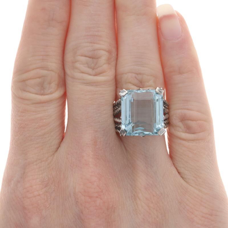 Talla: 6 3/4
Tasa de tallaje: 2 tallas más por 20 $ o 1 talla menos por 20 $.

Contenido de metal: Plata de ley

Información sobre Stone

Topacio natural
Tratamiento: Rutinariamente mejorado
Quilate(s) 16,98 ct
Corte: Esmeralda
Color: Azul

Quilates