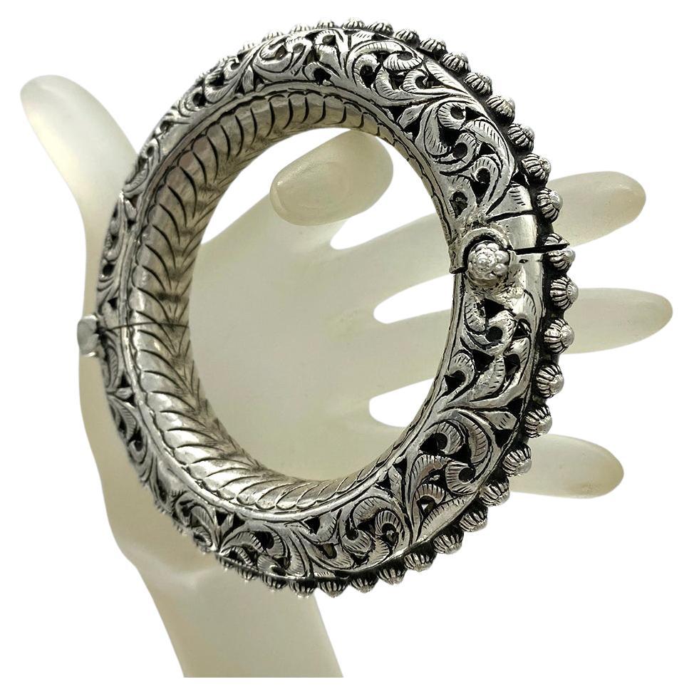 Brazalete de plata de ley de estilo étnico audaz hecho a mano en Nuevo Estado en Atlanta, GA