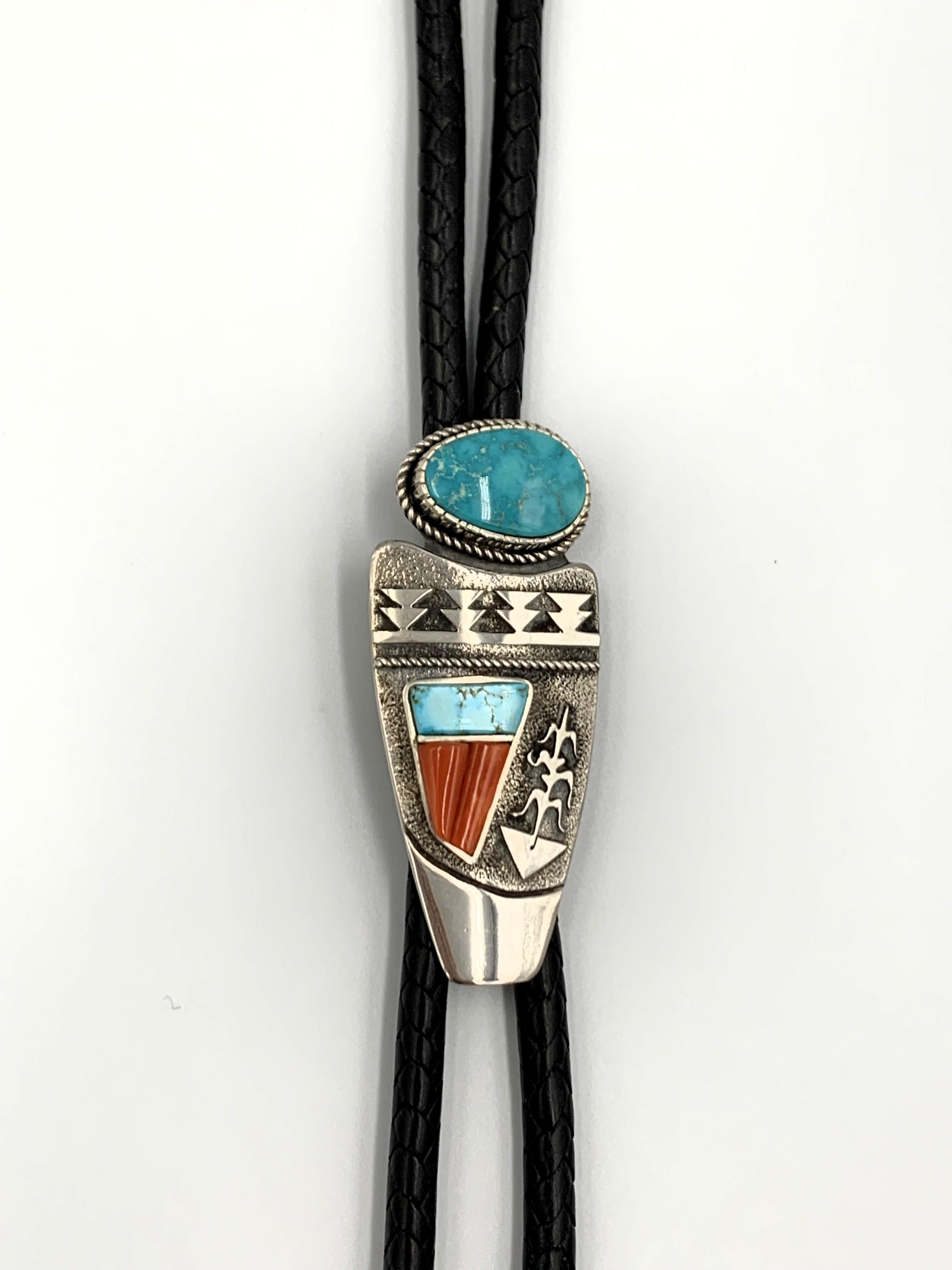 Bolo-Krawatte mit Pilot Mountain-Cabochon, Blue Gem-Türkis und Korallen-Overlay (Indigene Kunst (Nord-/Südamerika)) im Angebot