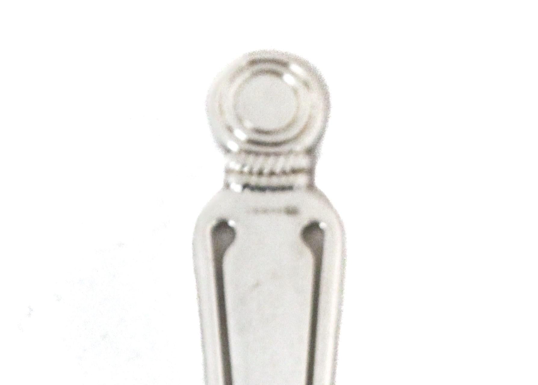 Smetti di piegare le punte delle pagine del tuo libro; usa questo segnalibro in argento sterling per mantenere il tuo posto.  Eleganza e praticità, è il modo giusto per farlo!!!