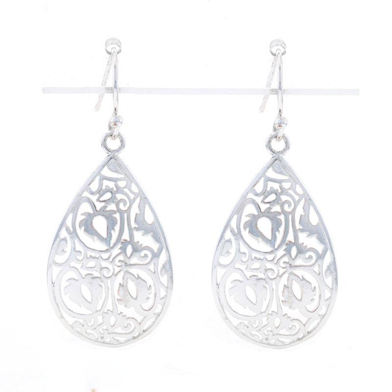 Metallgehalt: 925 Sterling Silber

Stil: Baumeln 
Verschlusstyp: Fischhaken-Verschlüsse
Thema: Botanische Schriftrolle 
Merkmale:  Geschwungene, tropfenförmige Silhouette mit offenem Schnitt

Messungen

Höhe: 1 19/32