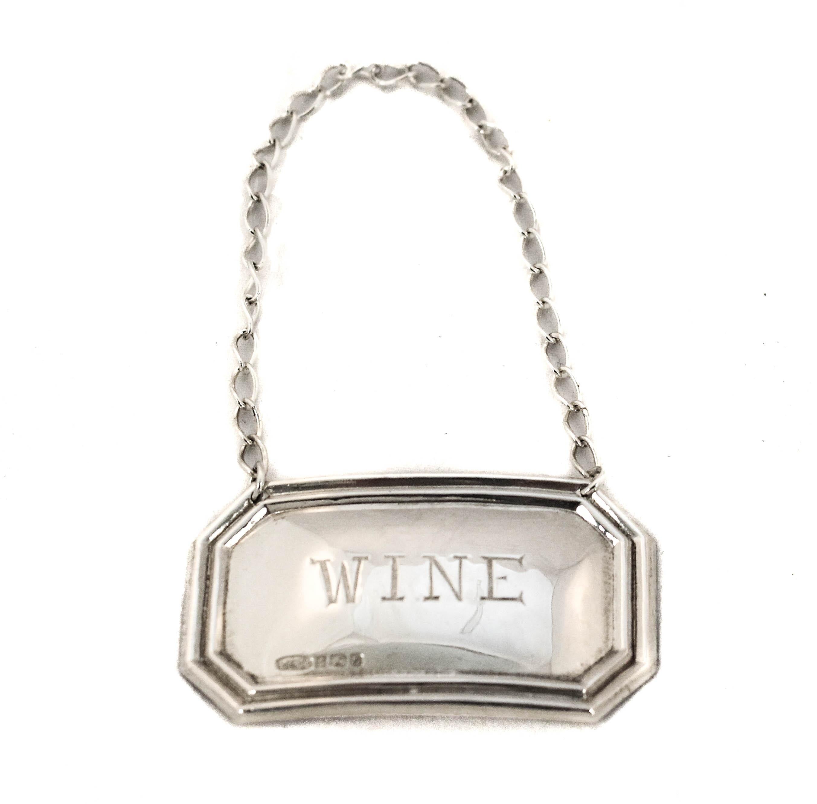Intrattenere è un'arte e noi abbiamo qualcosa di speciale da aggiungere alla tua bella serata: un'etichetta in argento sterling da apporre su un decanter o su una bottiglia di vino.  Aggiunge un tocco ricco ed elegante ai tuoi cocktail e alle tue