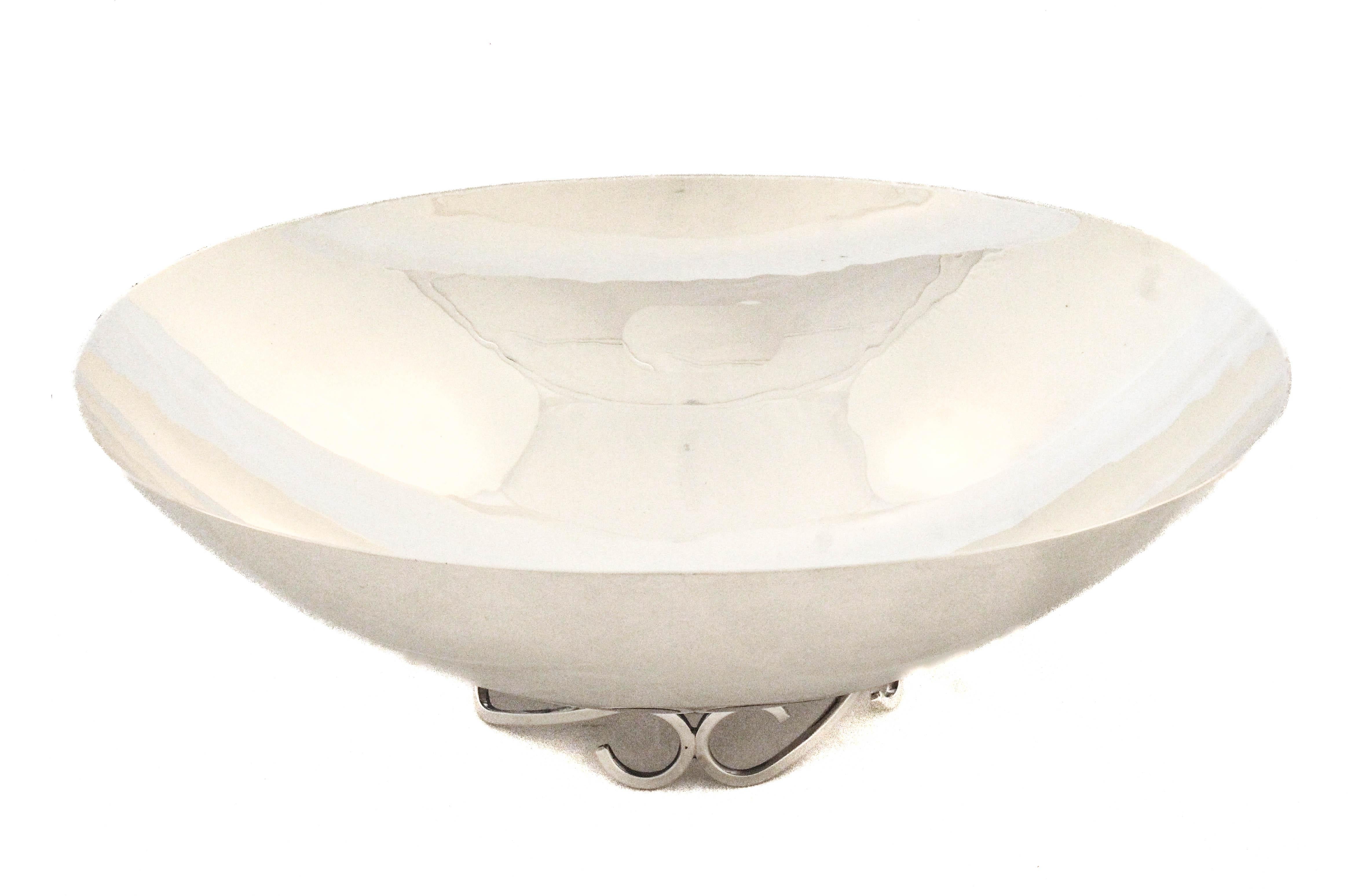 A striking handmade sterling silver bowl by acclaimed silversmith Alfredo Sciarrotta, retailed by the prestigious Shreve, Crump & Low of San Francisco. Measuring 11 inches long by 7 inches wide and 4.5 inches deep, this oval-shaped bowl exemplifies