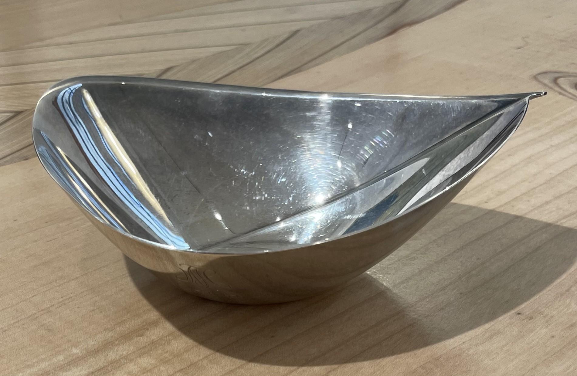 Ce bol, conçu par Tapio Wirkkala en 1957 pour Kultakeskus/One, incarne l'essence du design finlandais : épuré, élégant. Sa forme fluide et minimaliste, caractéristique du style de Wirkkala, est à la fois décorative et fonctionnelle. Réalisé en