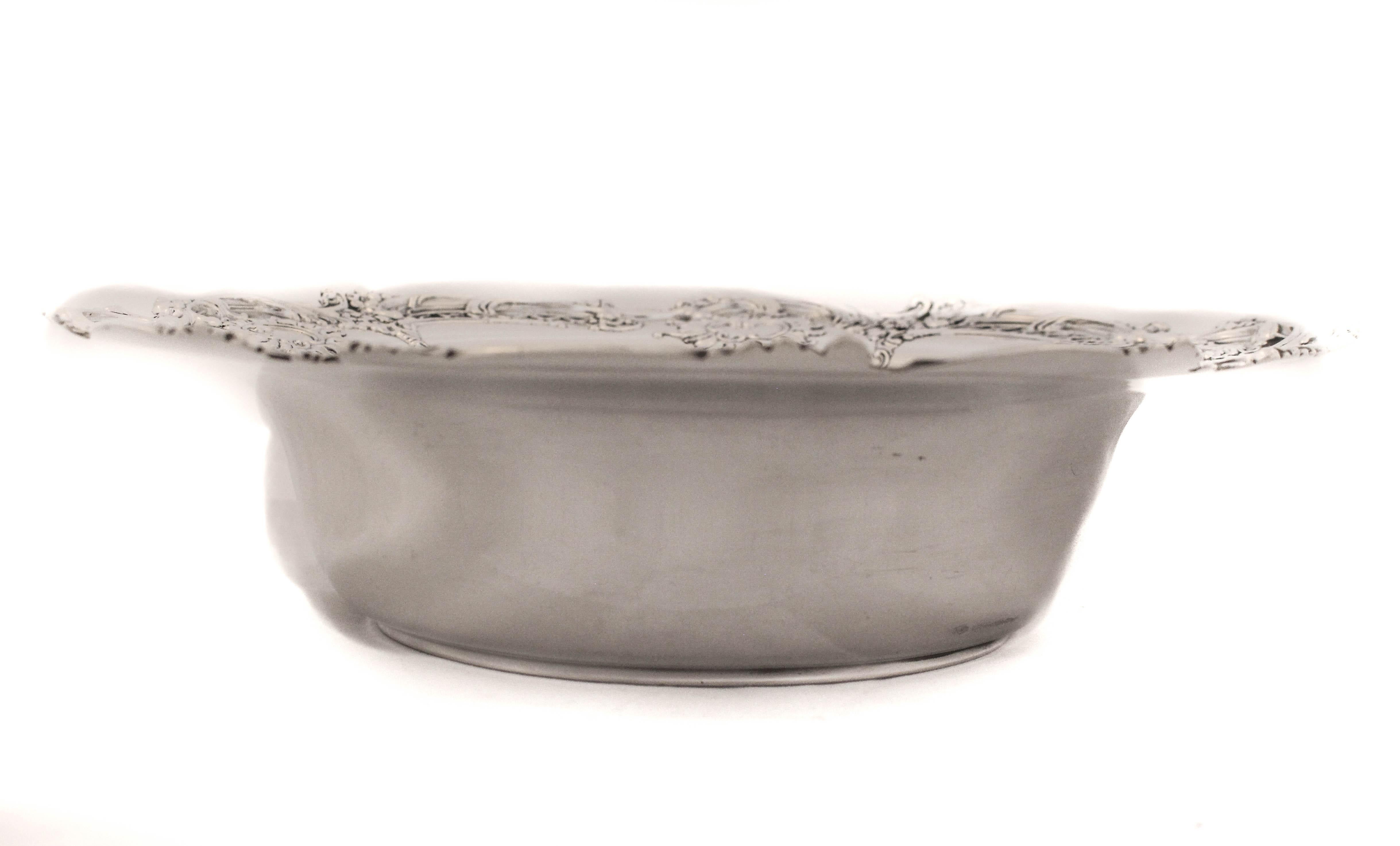 Nous vous proposons un bol en argent sterling de la William B. Kerr Silver Company.  Il présente un bord festonné et un magnifique motif orné le long de la bordure.  Le centre est complètement plat et comporte un monogramme en script gravé à la main