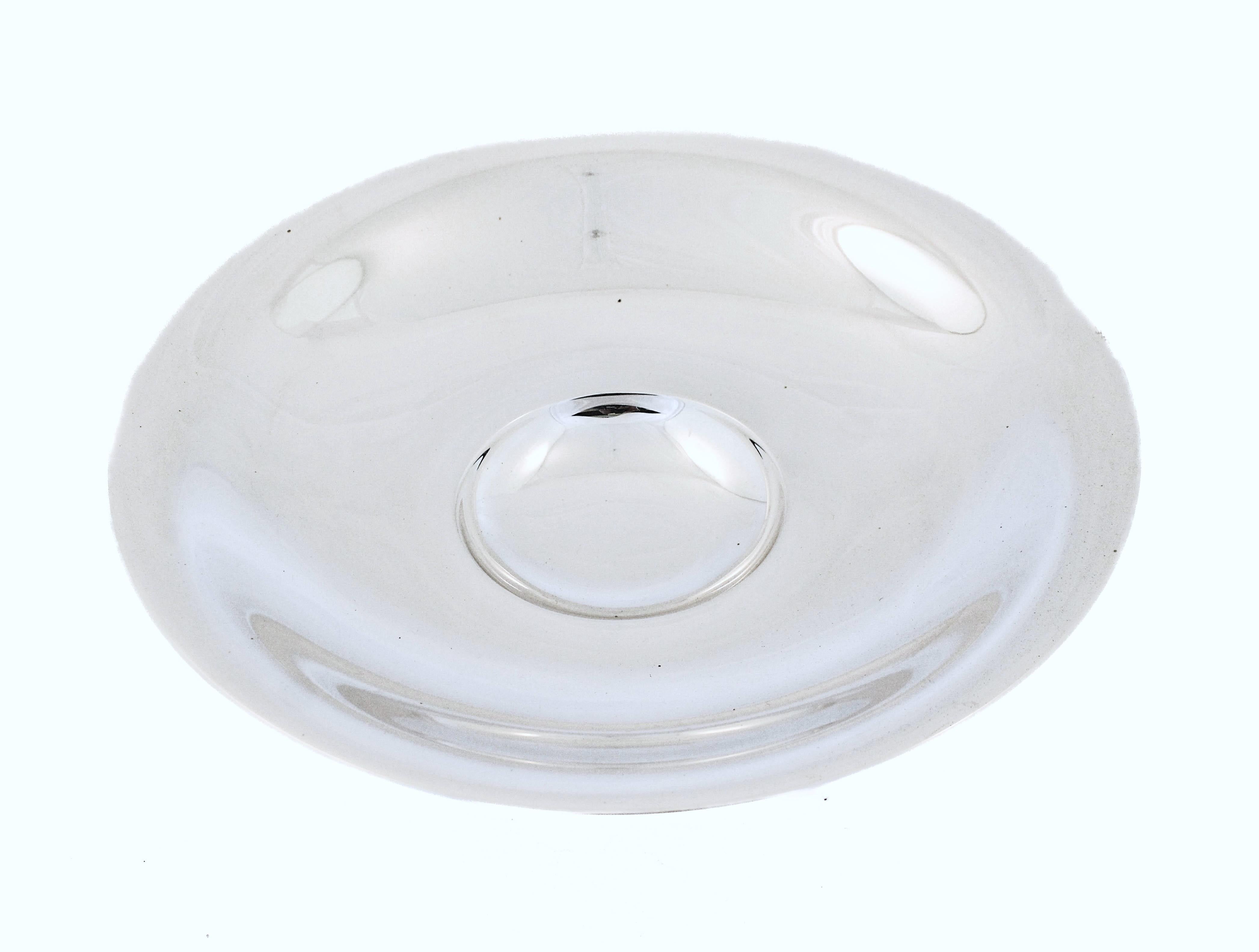 Viene offerta una ciotola in argento sterling su piedistallo di Gorham Silversmiths di Providence, Rhode Island.  Ha una forma moderna e uno stile contemporaneo con un semplice disegno sul piedistallo.  Quattro foglie collegano la ciotola alla base