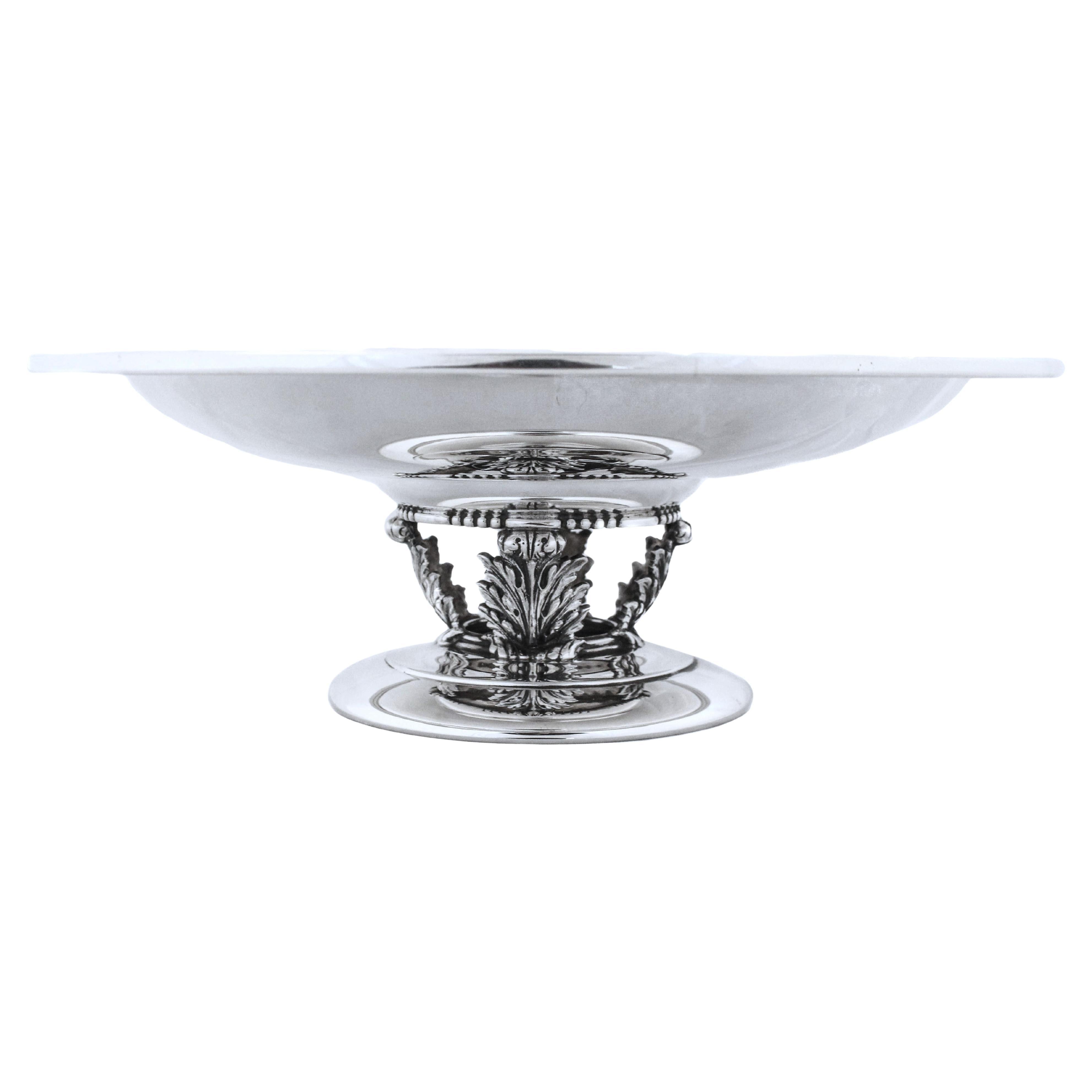 Cuenco de plata de ley sobre pedestal