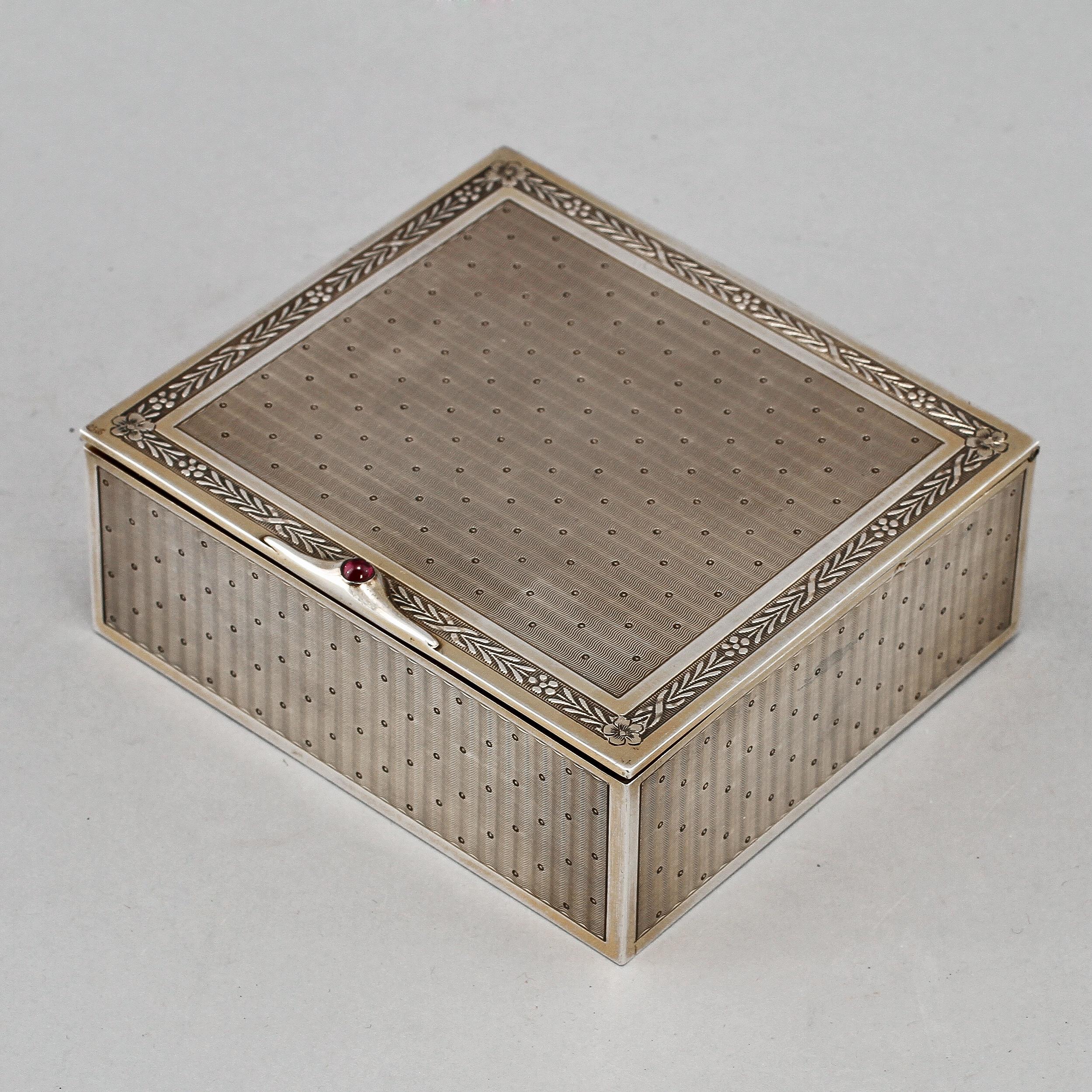 Caja de plata de Emilie Langlois Interior dorado fabricado en Francia, hacia 1940 Sello en venta 2