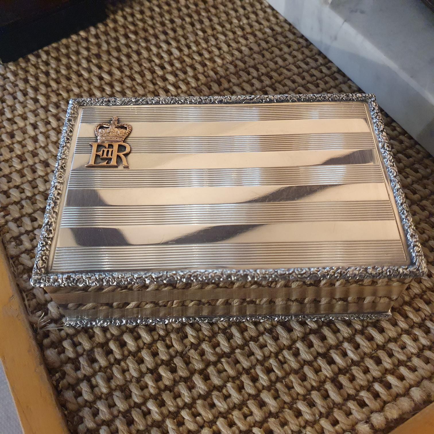 the queens red box