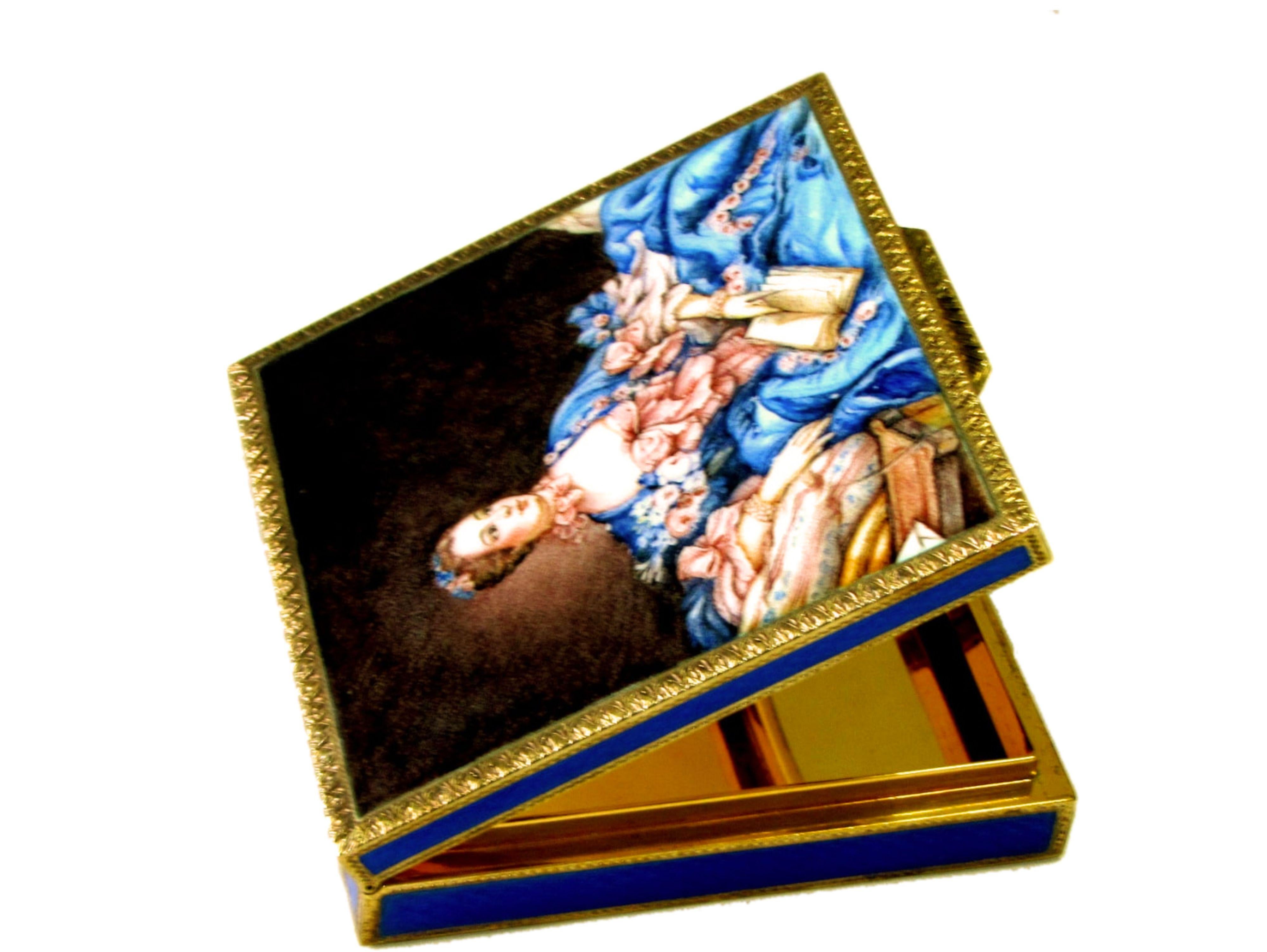 Caja de plata de ley chapada en oro con esmaltes al fuego translúcidos sobre guilloché en los laterales y hermosa miniatura esmaltada a mano por la pintora Beatrice Mellana que reproduce Madame de Pompadour de Boucher en la tapa. Estilo barroco