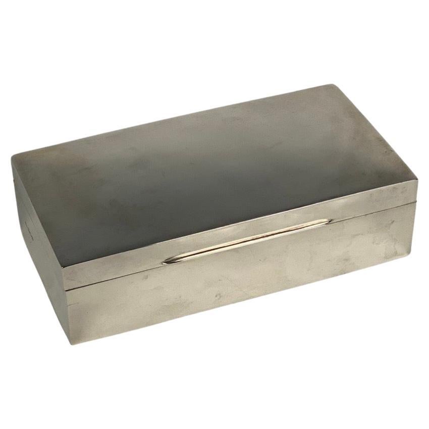 A stylish minimalistic Art Deco Sterling Silver box.
Made in France.
