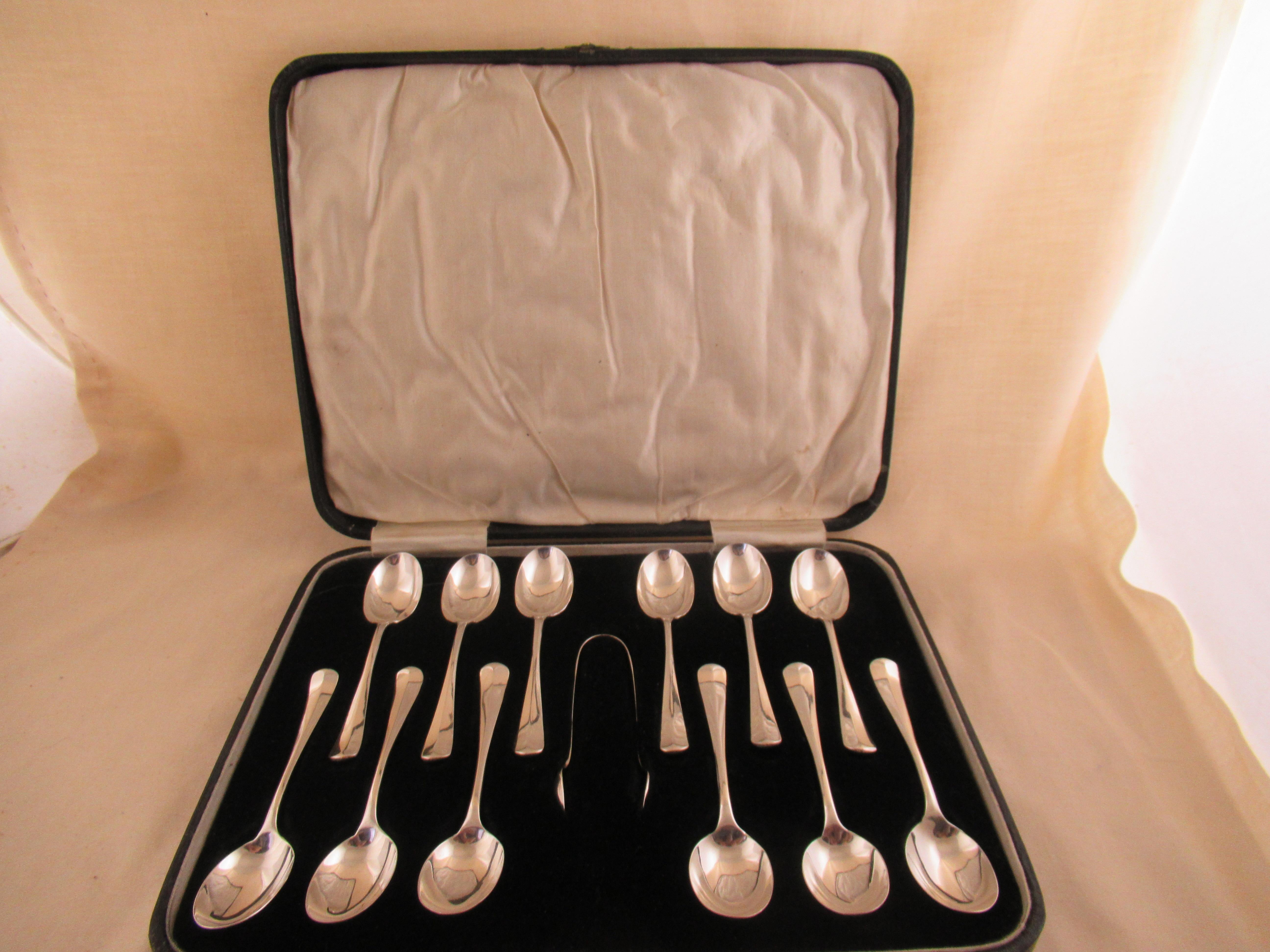 Sterling silver box of 12 Hanoverian teaspoons + tongs.
Made in England and with the maker`s mark - B.B. over S.Ld., for
Barker brothers silver Ltd., paradise street, Birmingham.

A full set of English hallmarks applied by the Birmingham assay