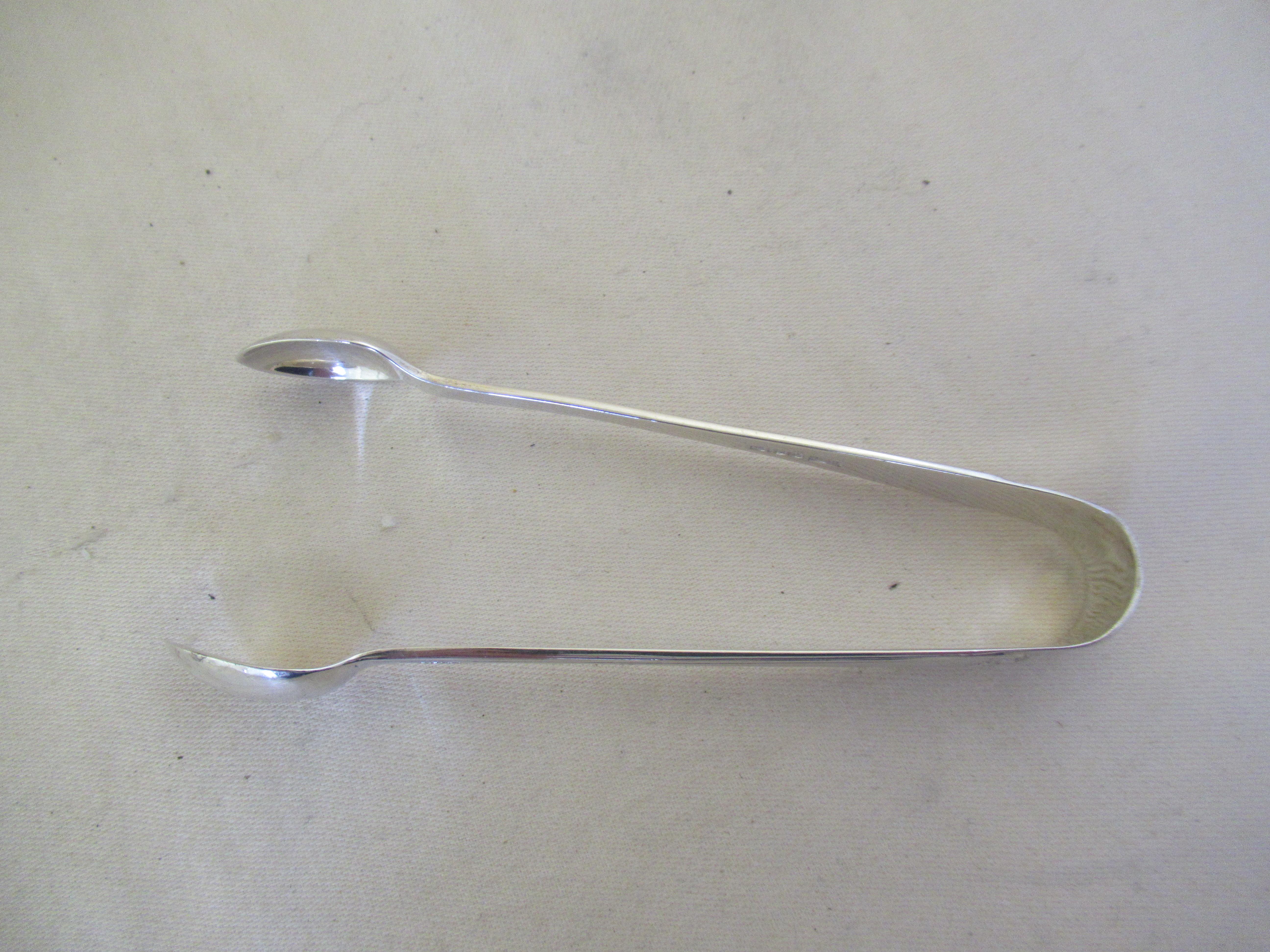 Sterling Silver  Box of 6  PRETTY TEASPOONS & TONGS  Hallmarked:- Sheffield 1924 For Sale 3