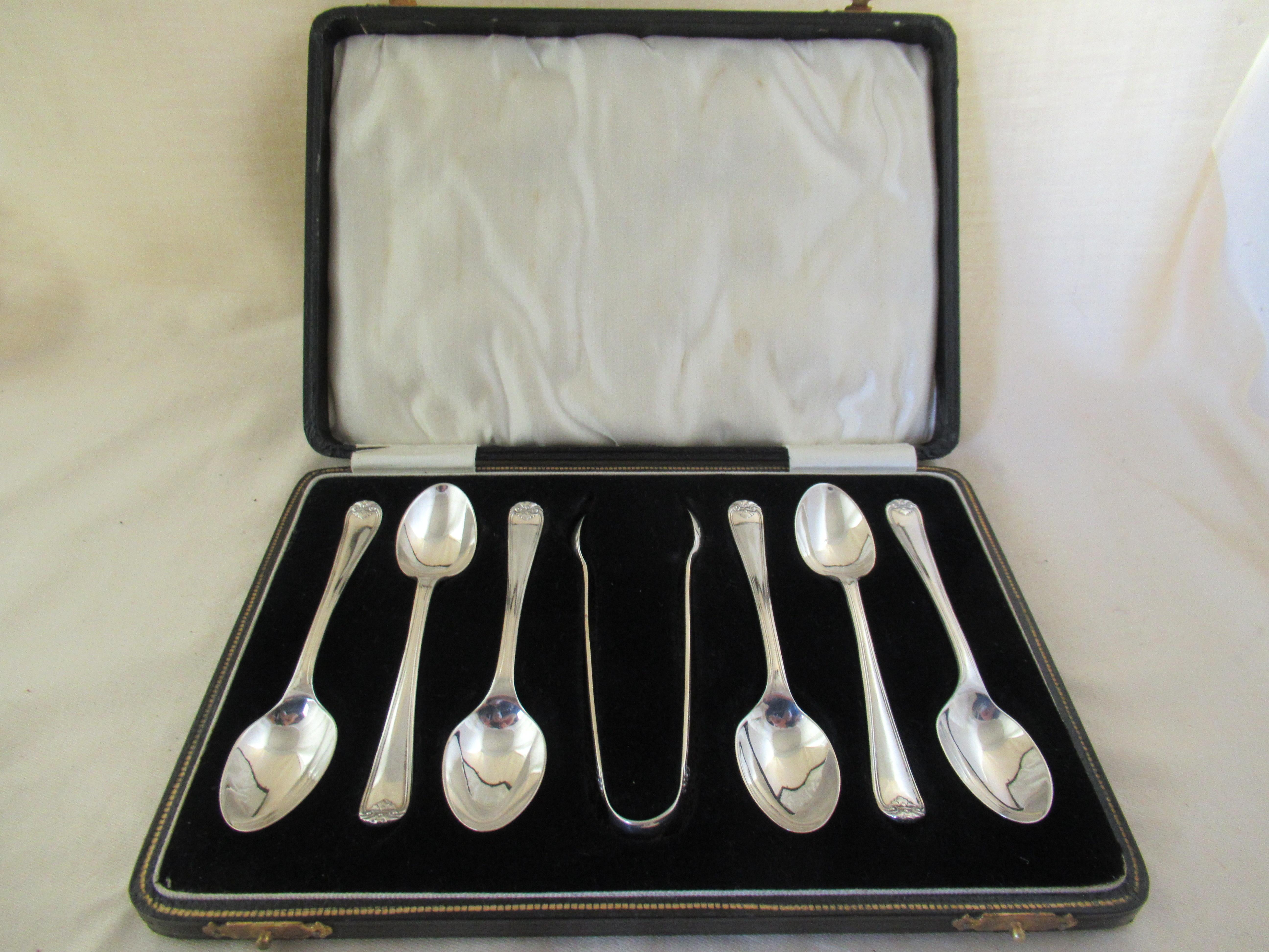 Solid Sterling Silver - BOX of 6 PRETTY TEASPOONS & TONGS
Complete English hallmarks showing they were made in Sheffield in 1924.
Hallmarks applied by the Sheffield Assay Office:-
 Crown - Sheffield Assay Office
 Lion - Sterling guarantee mark
