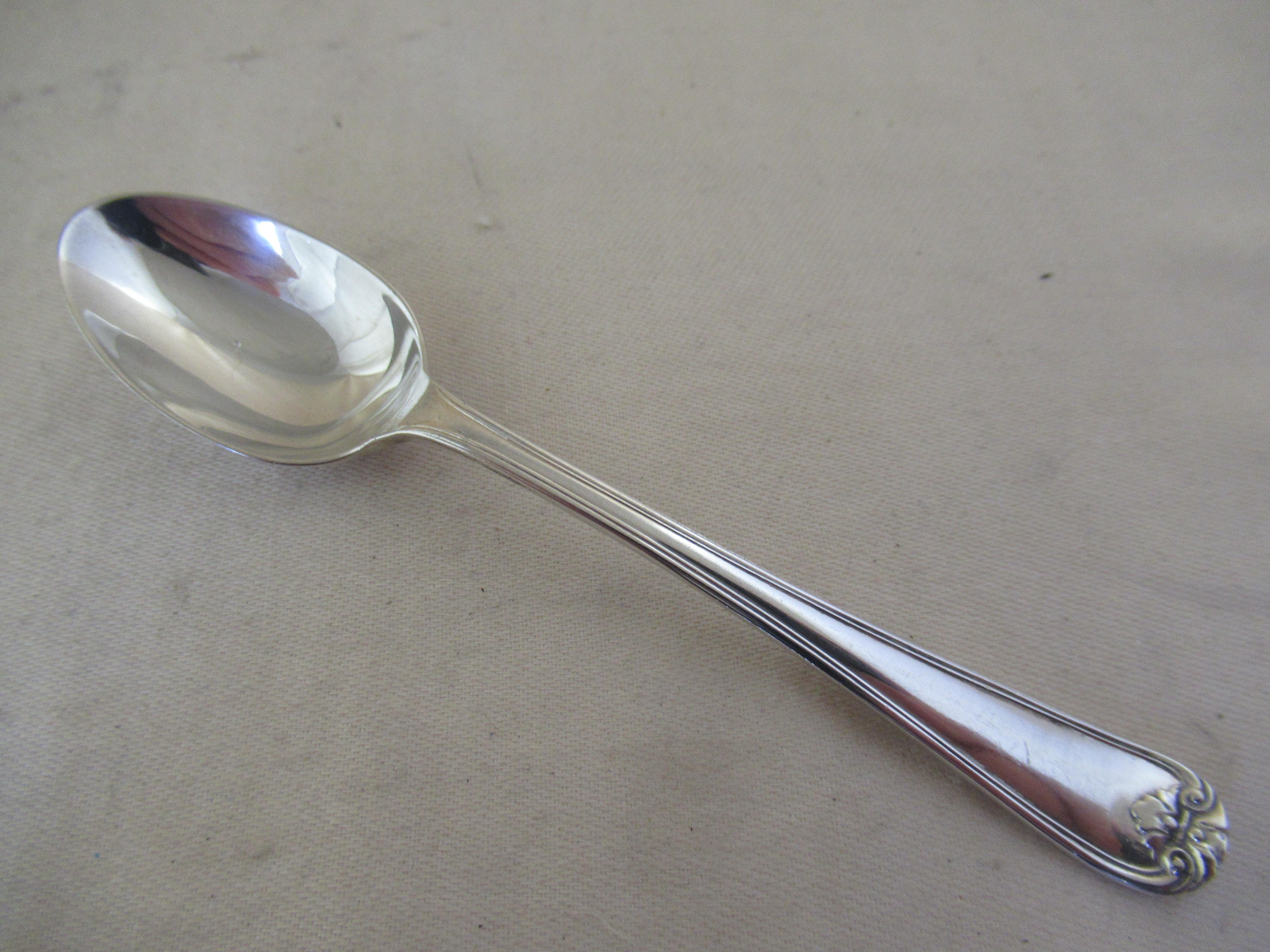 English Sterling Silver  Box of 6  PRETTY TEASPOONS & TONGS  Hallmarked:- Sheffield 1924 For Sale