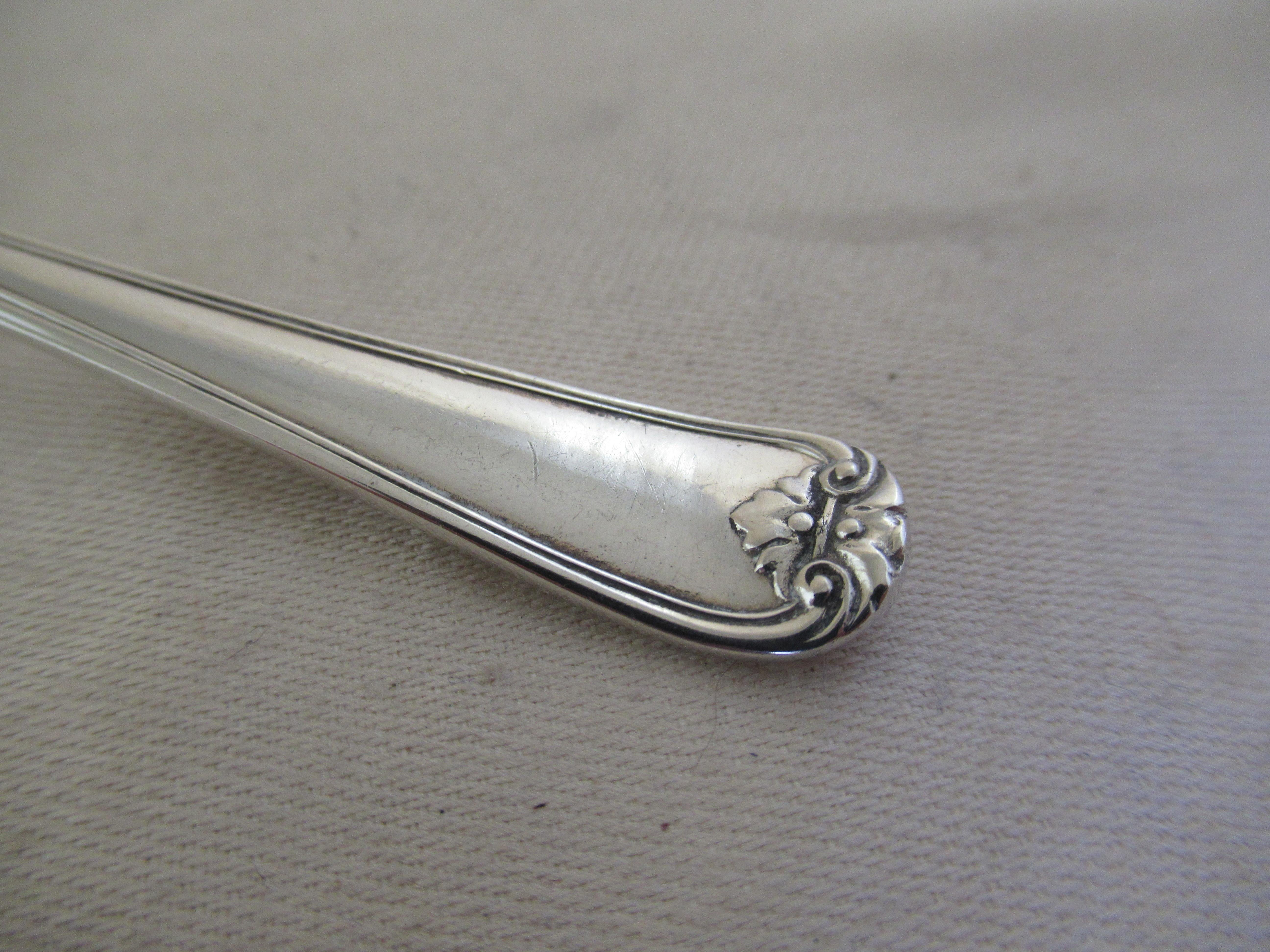 Sterling Silver  Box of 6  PRETTY TEASPOONS & TONGS  Hallmarked:- Sheffield 1924 In Excellent Condition For Sale In York, GB