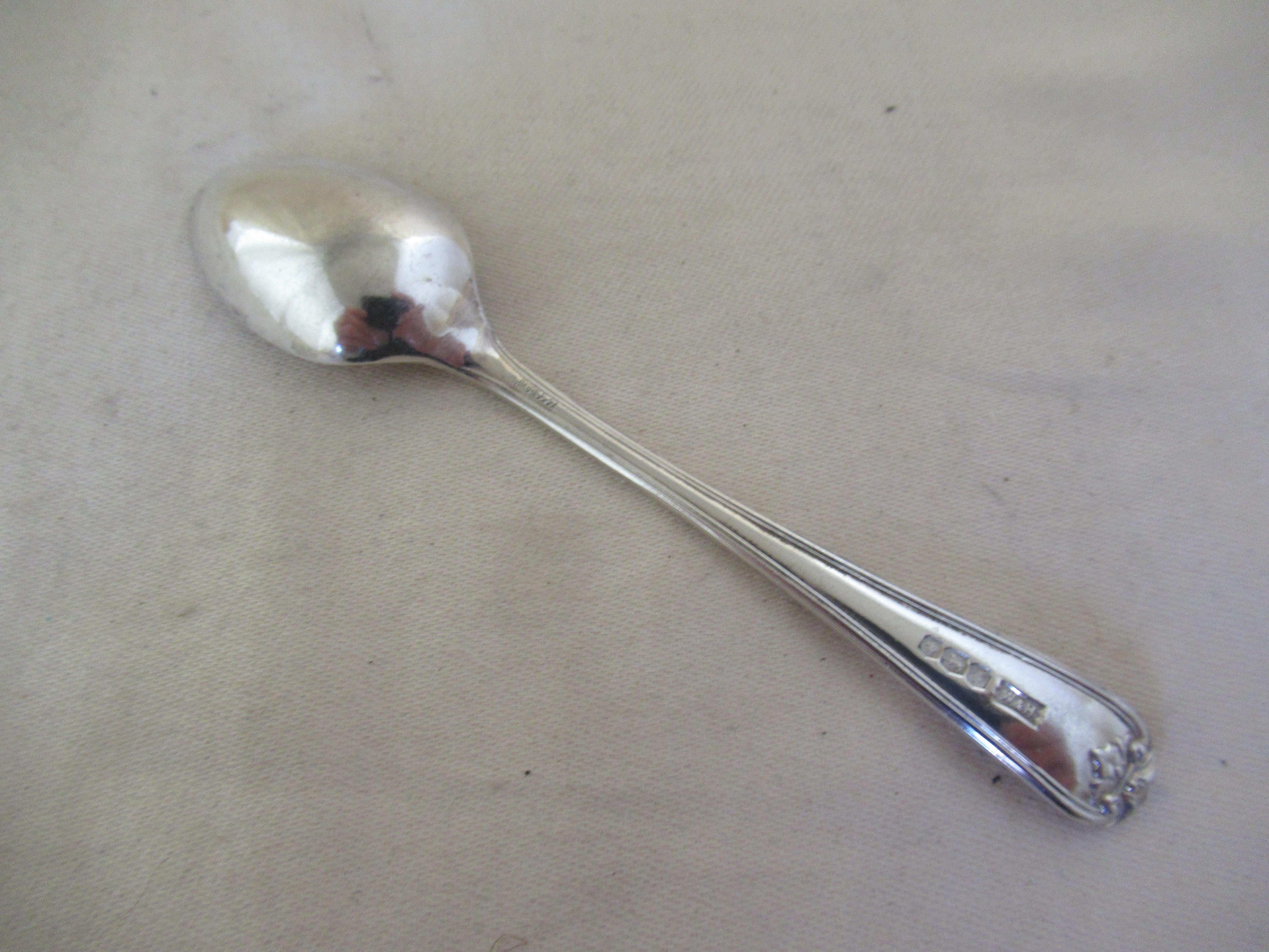 Early 20th Century Sterling Silver  Box of 6  PRETTY TEASPOONS & TONGS  Hallmarked:- Sheffield 1924 For Sale