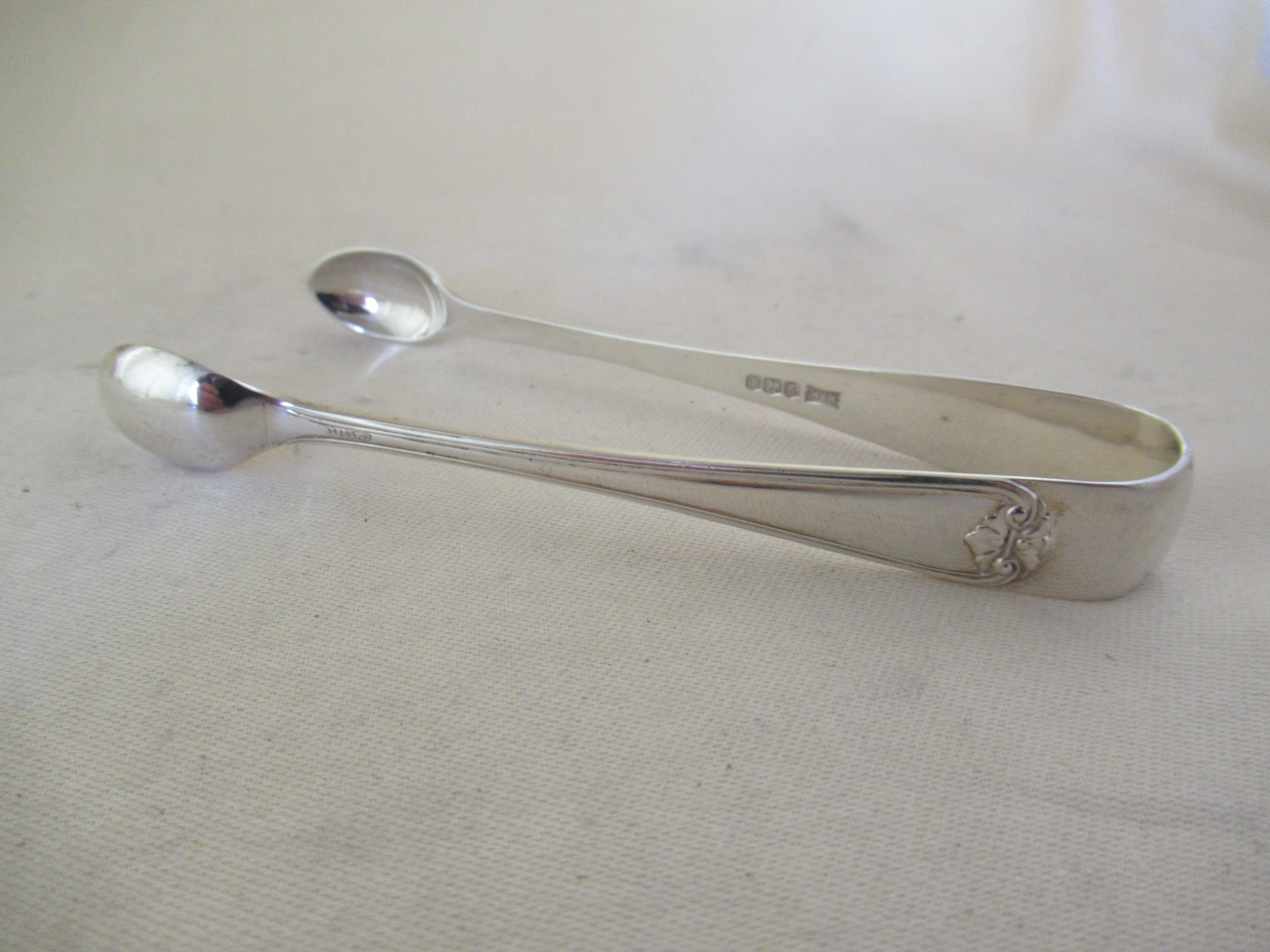Sterling Silver  Box of 6  PRETTY TEASPOONS & TONGS  Hallmarked:- Sheffield 1924 For Sale 2