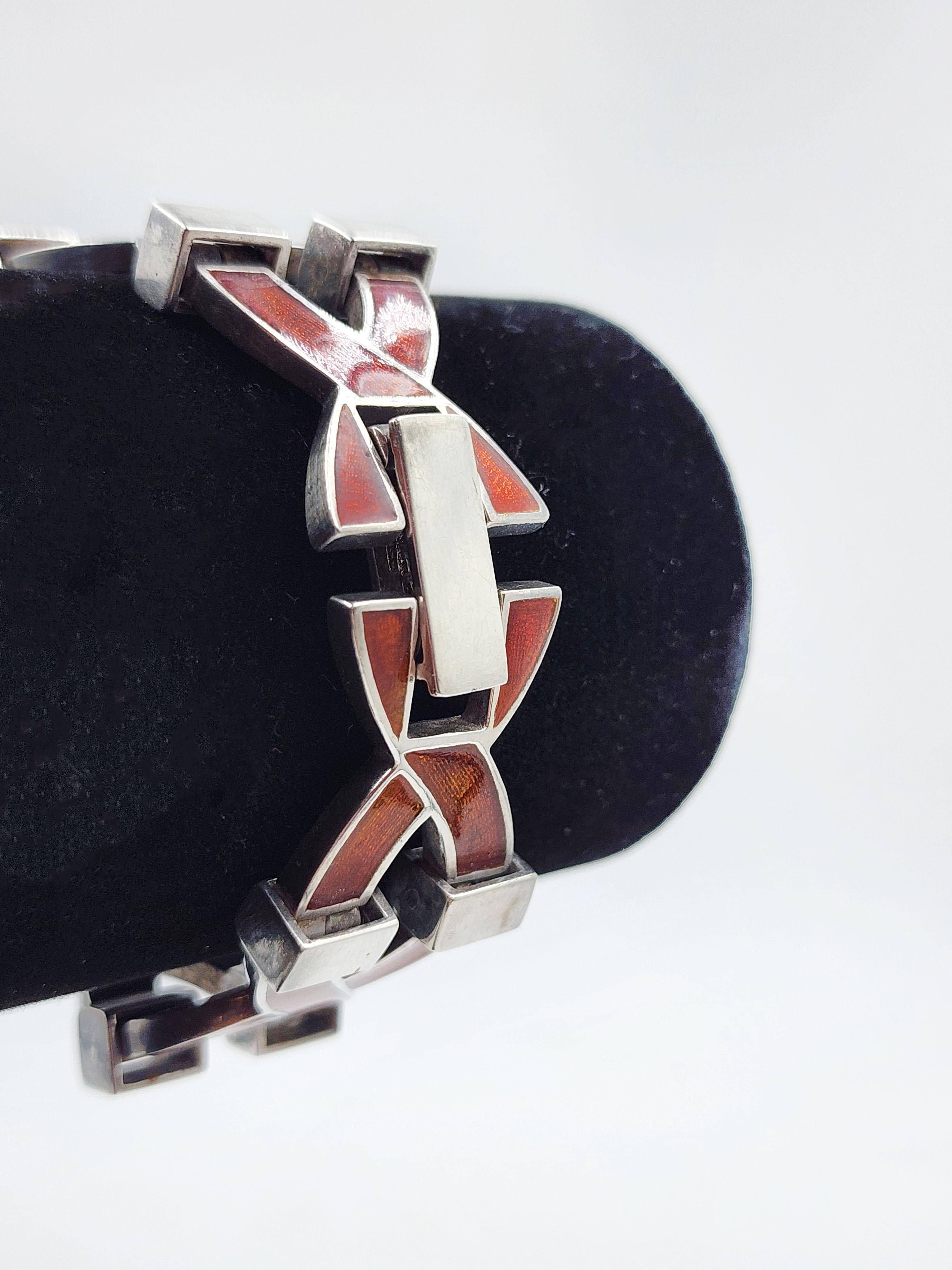 Sterling silver bracelet with enamel by Antonio Fallaci
Beautiful sterling silver bracelet with cross-shaped links with bright orange enamel. Its opener is quite practical and intuitive.
Length: 18 centimeters/3.1 inches
