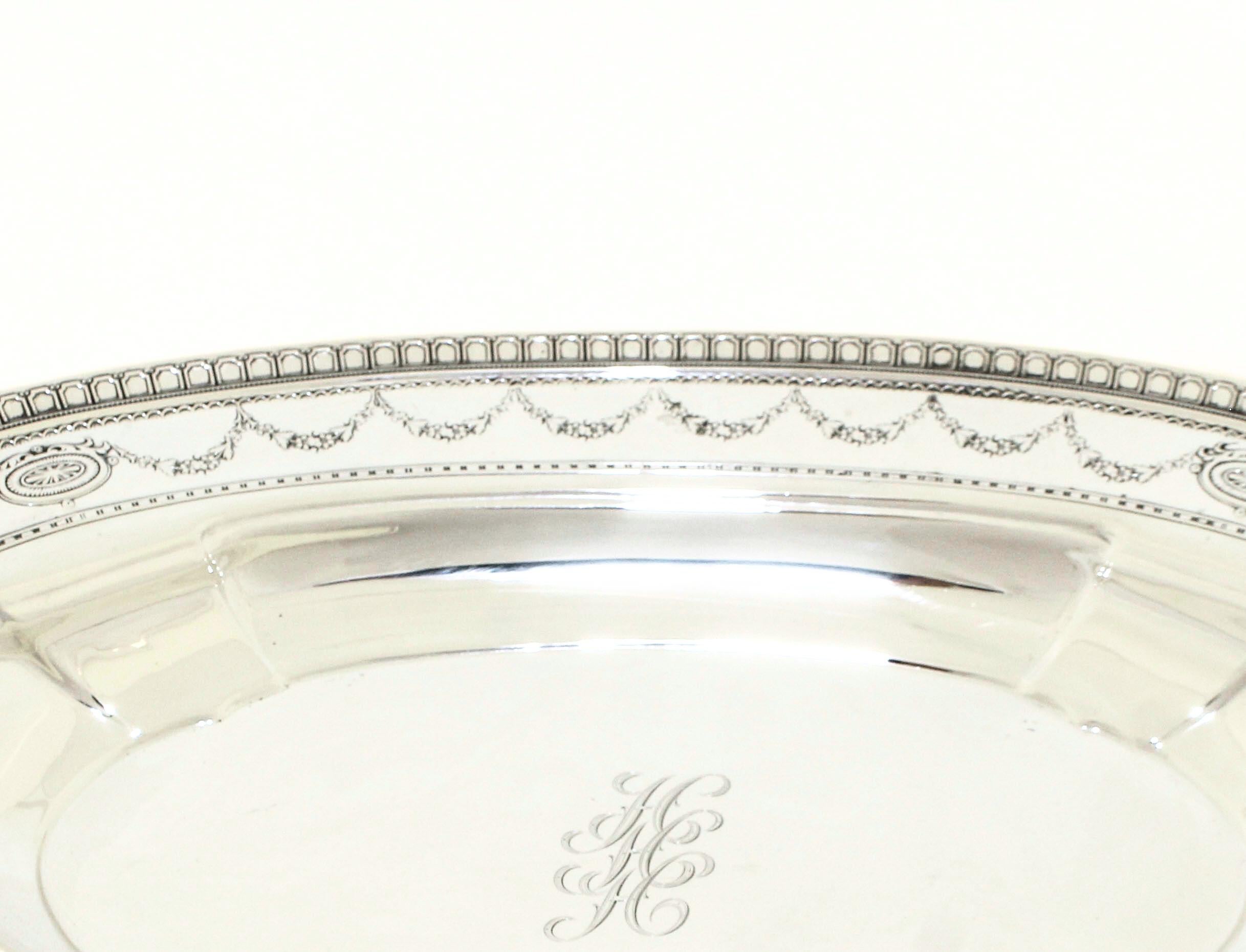 Ein fein gearbeiteter Brotkorb aus Sterlingsilber von Dominick & Haff, von ovaler Form mit zart verzierten Seiten, mit einer Länge von ca. 13 Zoll und einer Breite von 9 Zoll. Dieses elegante Servierstück ist ein Beispiel für die Meisterschaft der